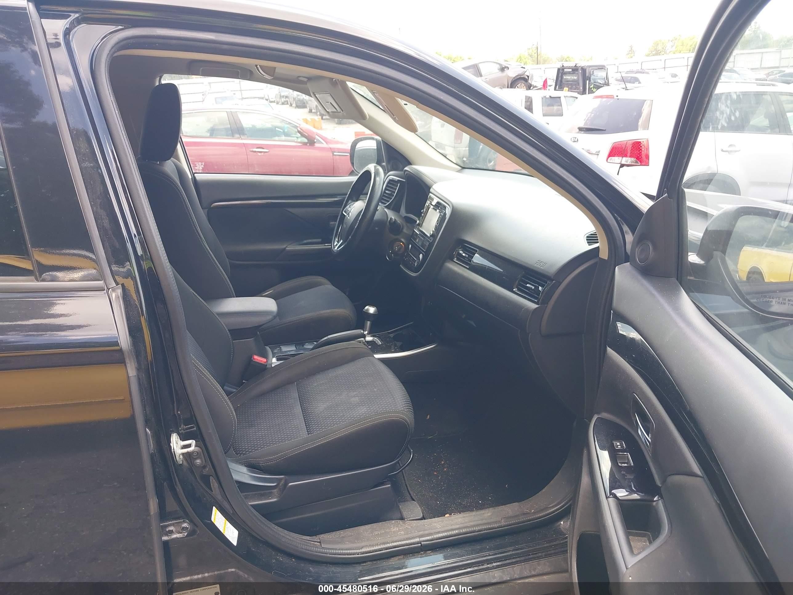 2017 Mitsubishi Outlander VIN JA4AD2A33HZ025506 IAAI salvage auction — Side, Salvage (Idaho), sold $1,300 on 2026-09-13 (photo 5)
