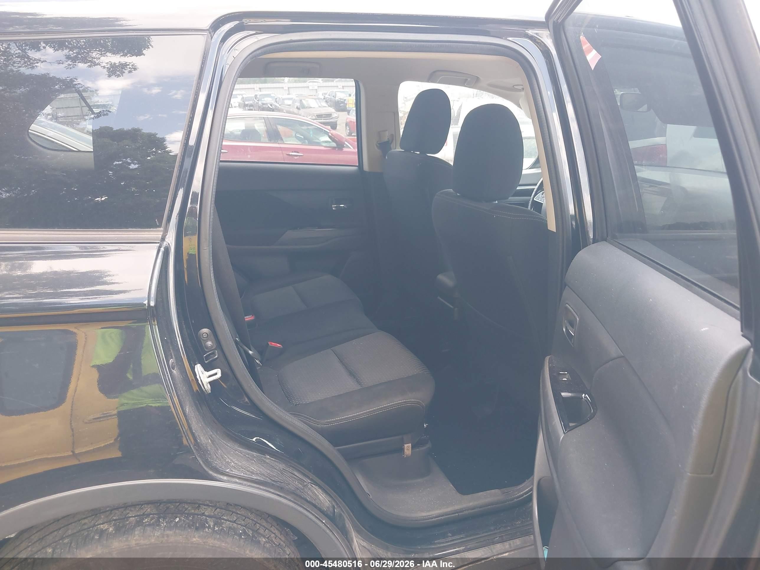 2017 Mitsubishi Outlander VIN JA4AD2A33HZ025506 IAAI salvage auction — Side, Salvage (Idaho), sold $1,300 on 2026-09-13 (photo 8)