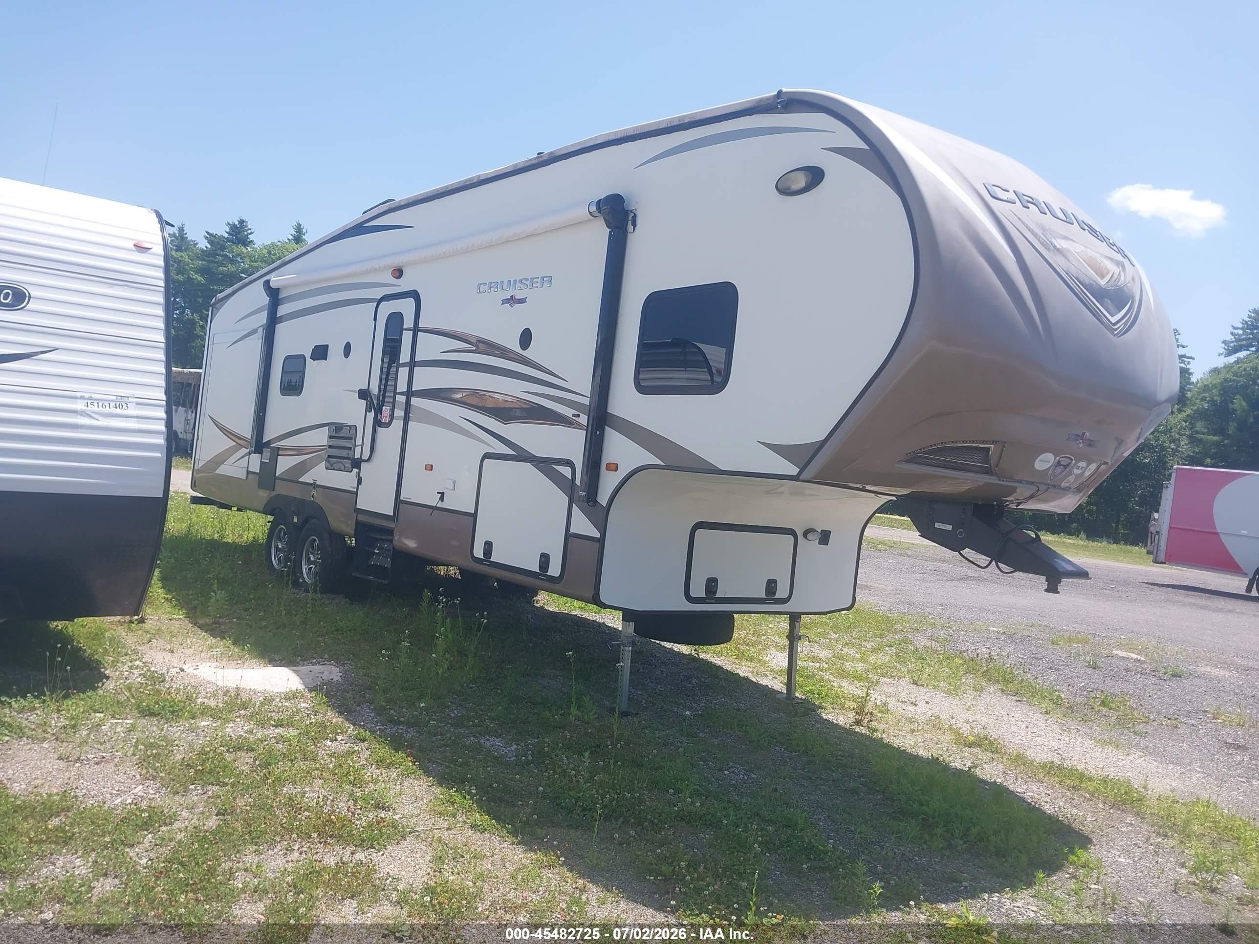2014 Crossroads Crown Coach Cruiser Pa VIN 4V0FC3122EE013075 IAAI salvage auction — Side, Clear (Massachusetts), sold $1,000 on 2026-09-11 (photo 1)