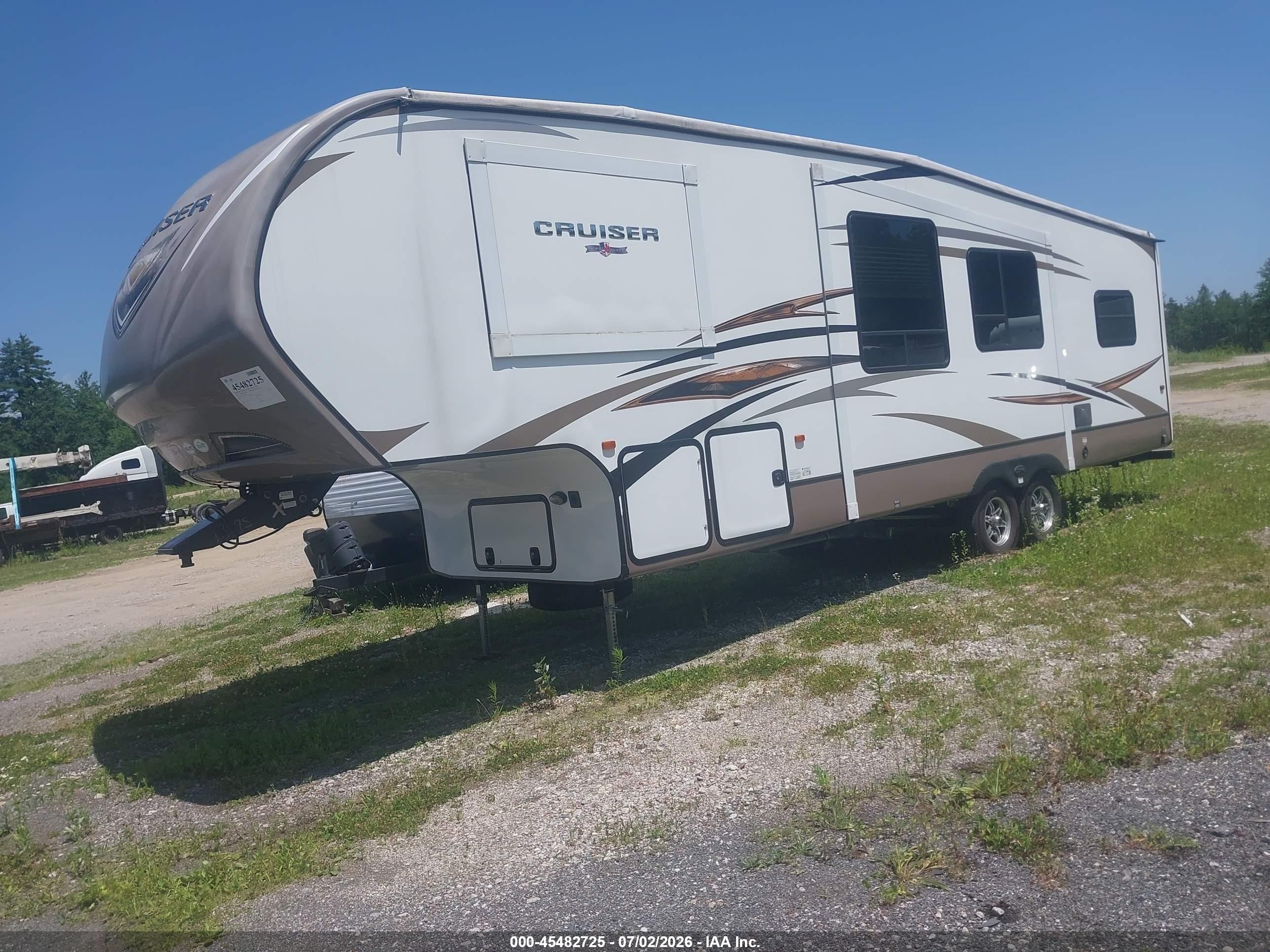 2014 Crossroads Crown Coach Cruiser Pa VIN 4V0FC3122EE013075 IAAI salvage auction — Side, Clear (Massachusetts), sold $1,000 on 2026-09-11 (photo 2)