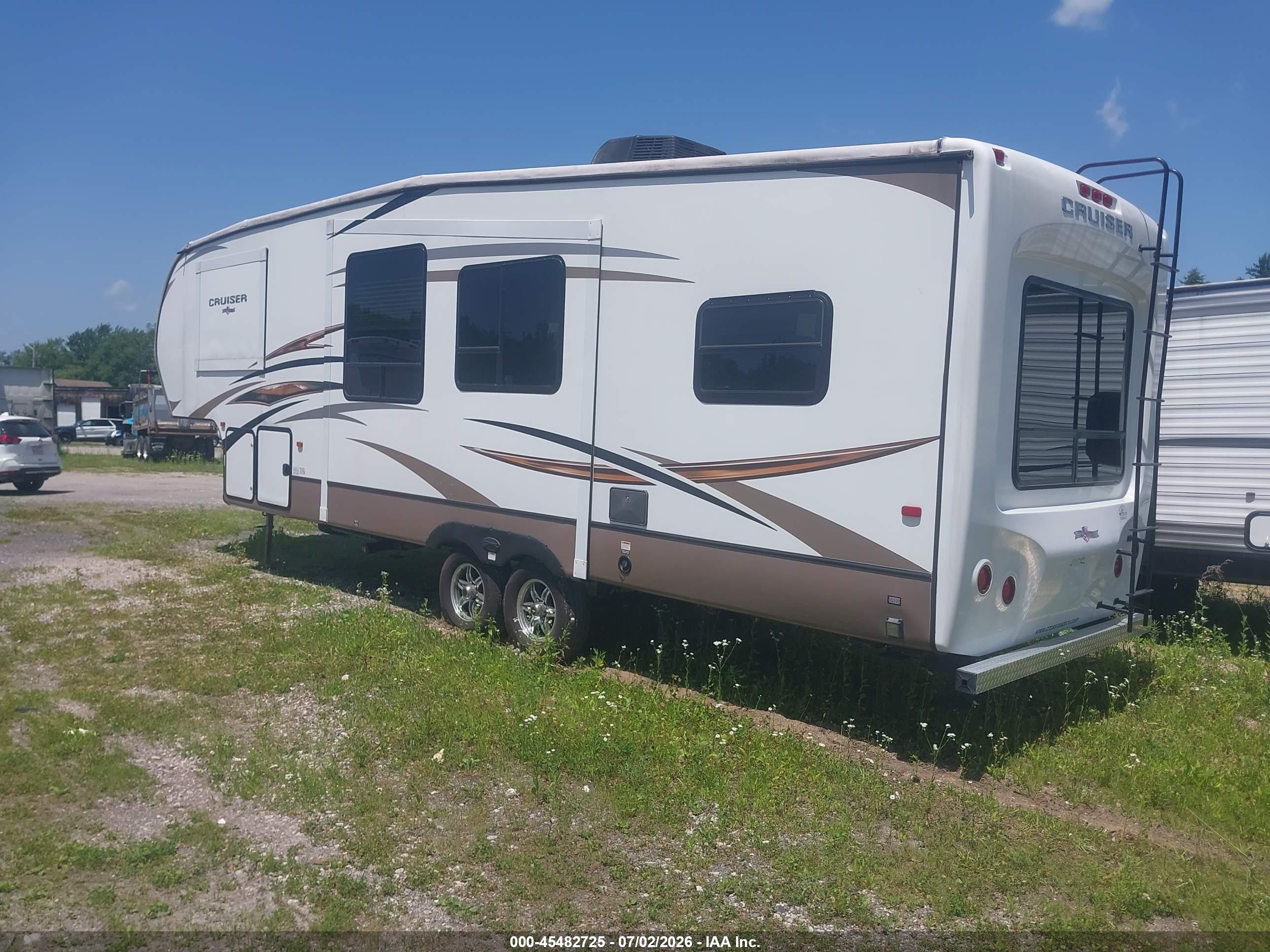 2014 Crossroads Crown Coach Cruiser Pa VIN 4V0FC3122EE013075 IAAI salvage auction — Side, Clear (Massachusetts), sold $1,000 on 2026-09-11 (photo 3)