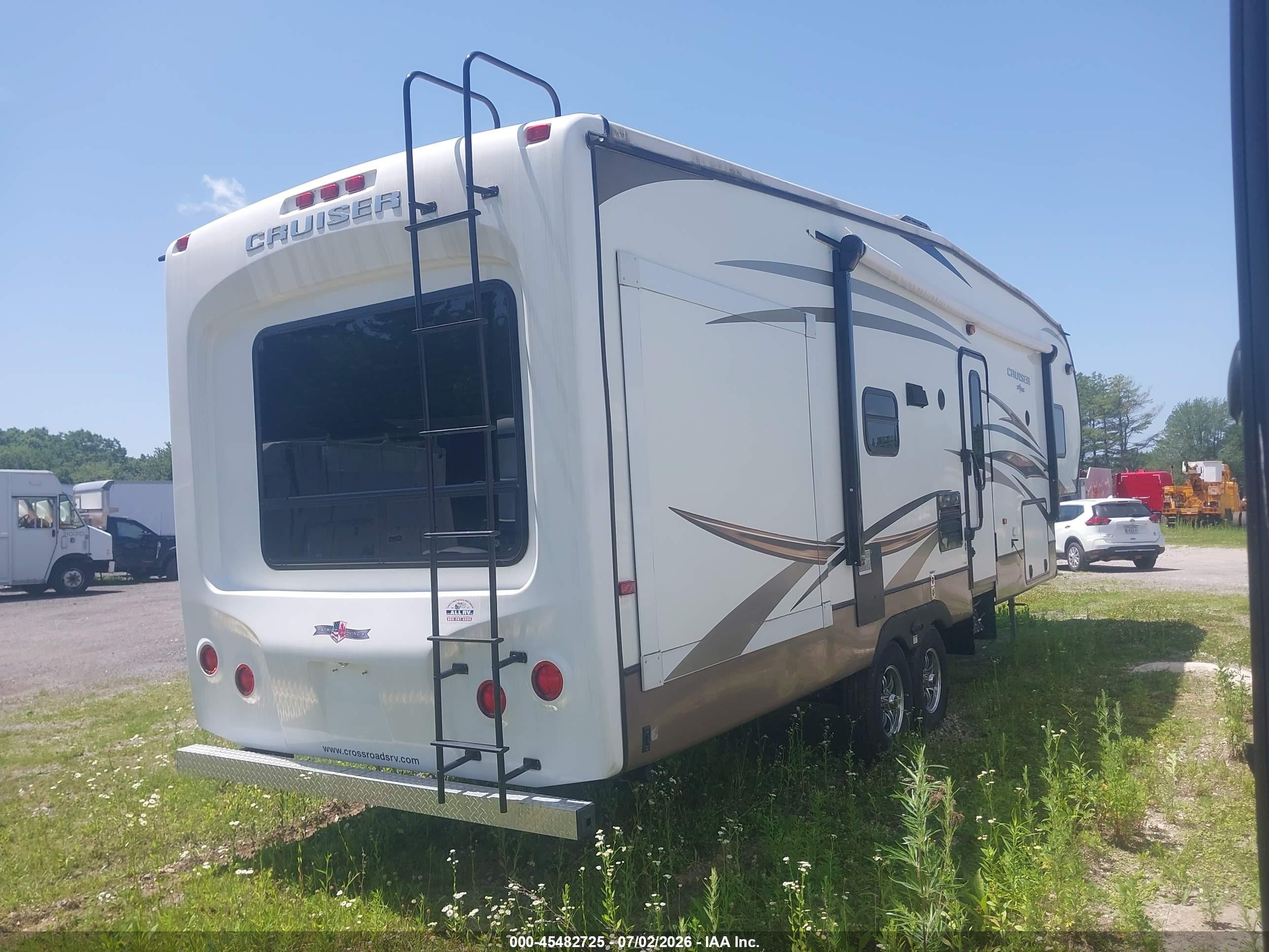 2014 Crossroads Crown Coach Cruiser Pa VIN 4V0FC3122EE013075 IAAI salvage auction — Side, Clear (Massachusetts), sold $1,000 on 2026-09-11 (photo 4)