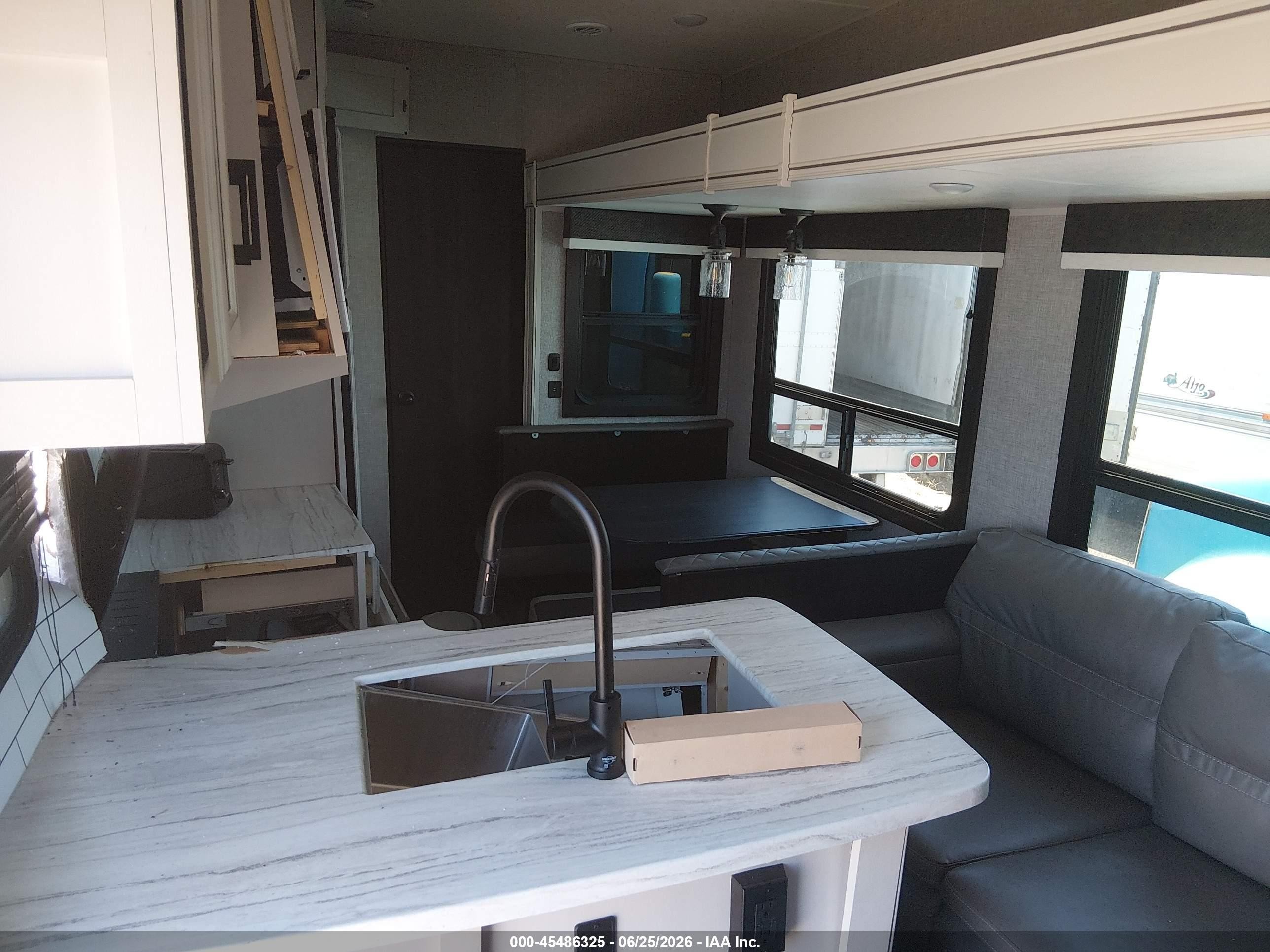 2022 Jayco Other VIN 1UJCJ0BS2N1P50090 IAAI salvage auction — Side, Salvage (California), sold $5,100 on 2026-09-16 (photo 5)