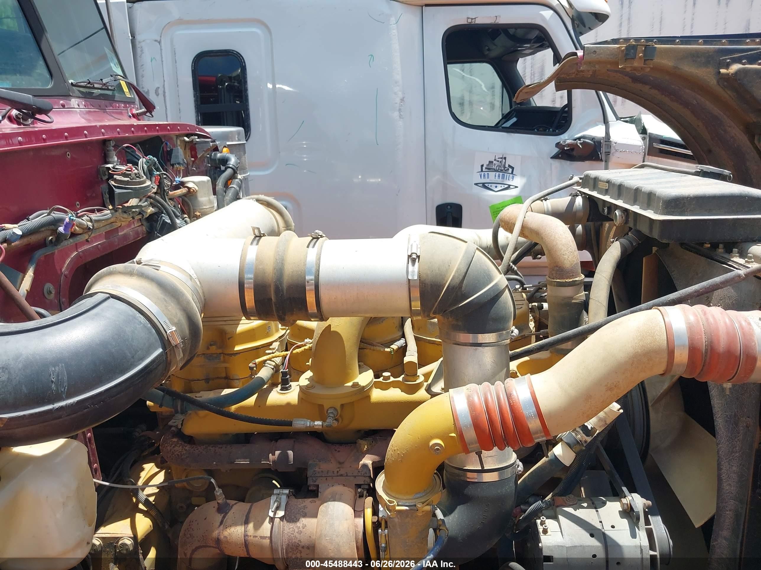 2000 Peterbilt 379 VIN 1NP5LU0XXYN493131 IAAI salvage auction — Side, Salvage (Louisiana), sold $9,850 on 2026-09-03 (photo 9)