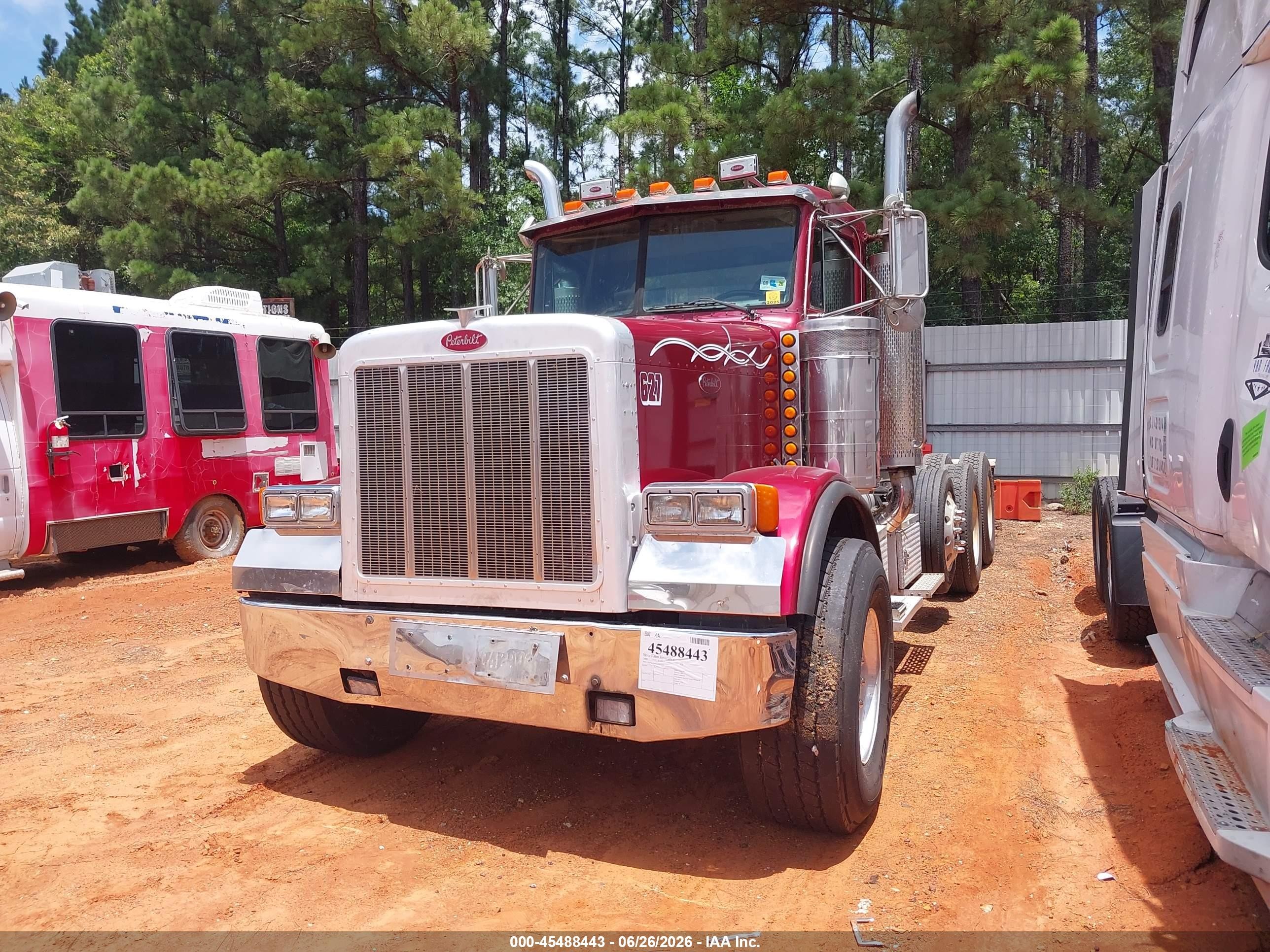 2000 Peterbilt 379 VIN 1NP5LU0XXYN493131 IAAI salvage auction — Side, Salvage (Louisiana), sold $9,850 on 2026-09-03 (photo 2)