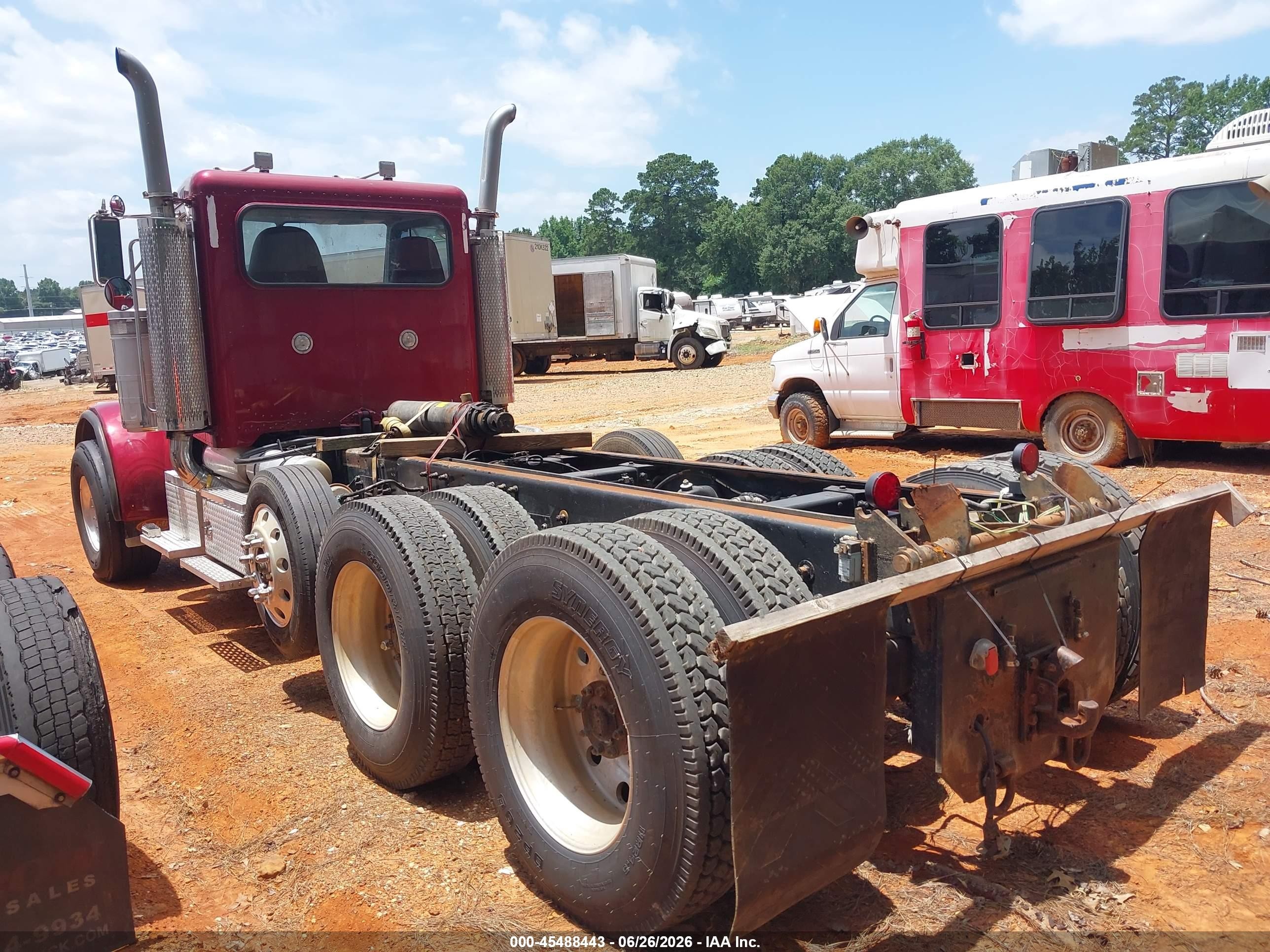 2000 Peterbilt 379 VIN 1NP5LU0XXYN493131 IAAI salvage auction — Side, Salvage (Louisiana), sold $9,850 on 2026-09-03 (photo 3)