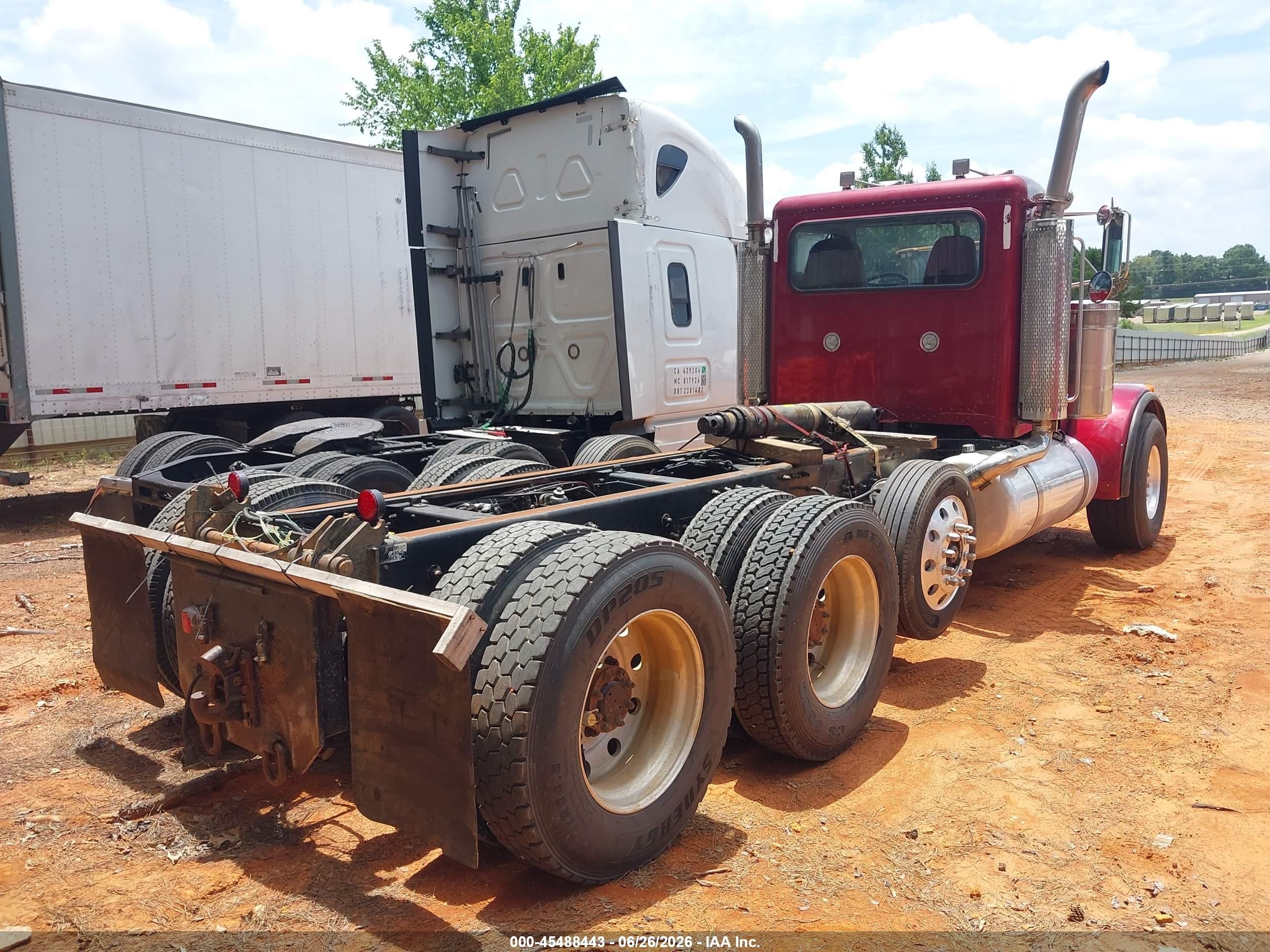 2000 Peterbilt 379 VIN 1NP5LU0XXYN493131 IAAI salvage auction — Side, Salvage (Louisiana), sold $9,850 on 2026-09-03 (photo 4)