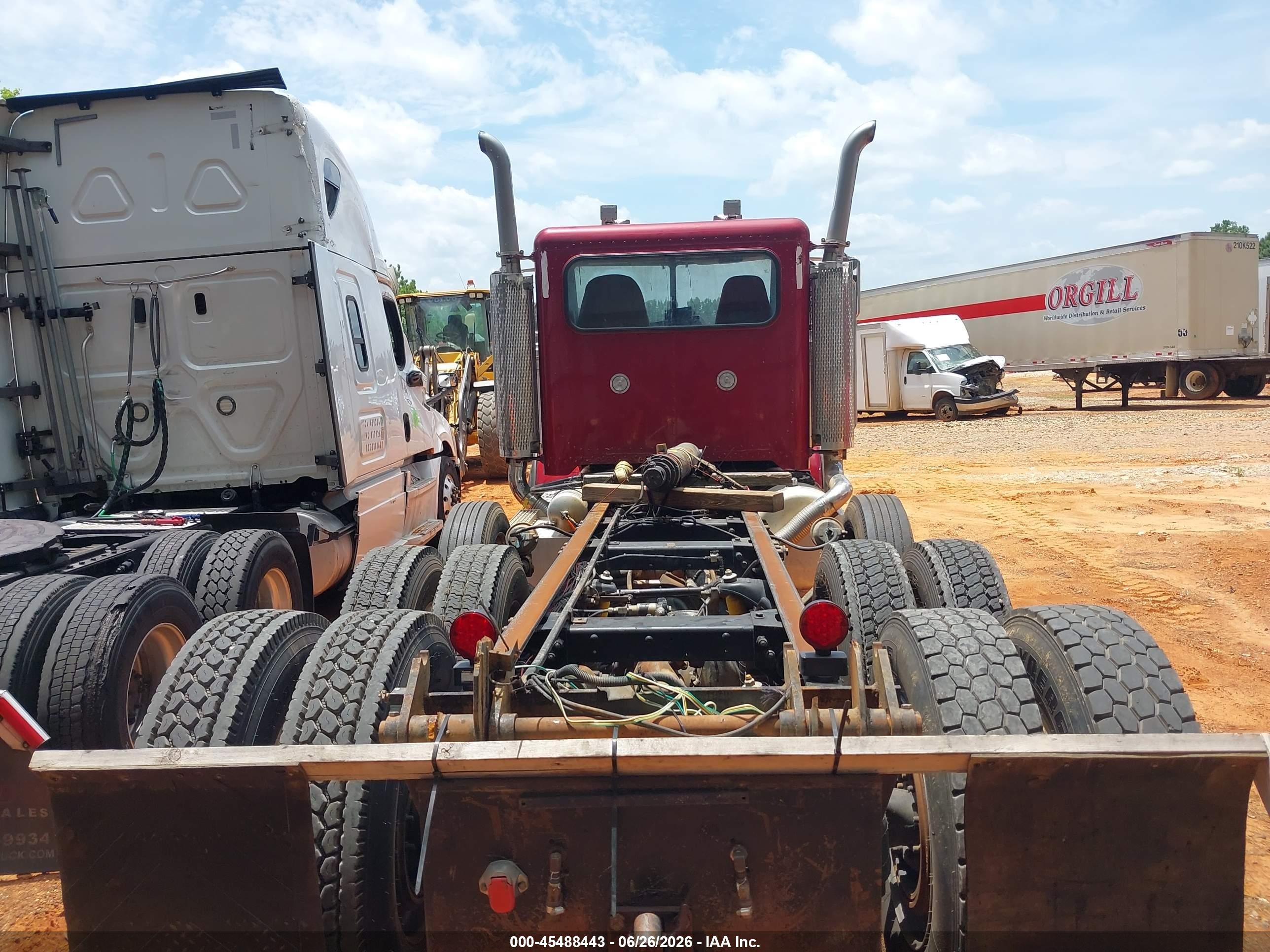 2000 Peterbilt 379 VIN 1NP5LU0XXYN493131 IAAI salvage auction — Side, Salvage (Louisiana), sold $9,850 on 2026-09-03 (photo 6)