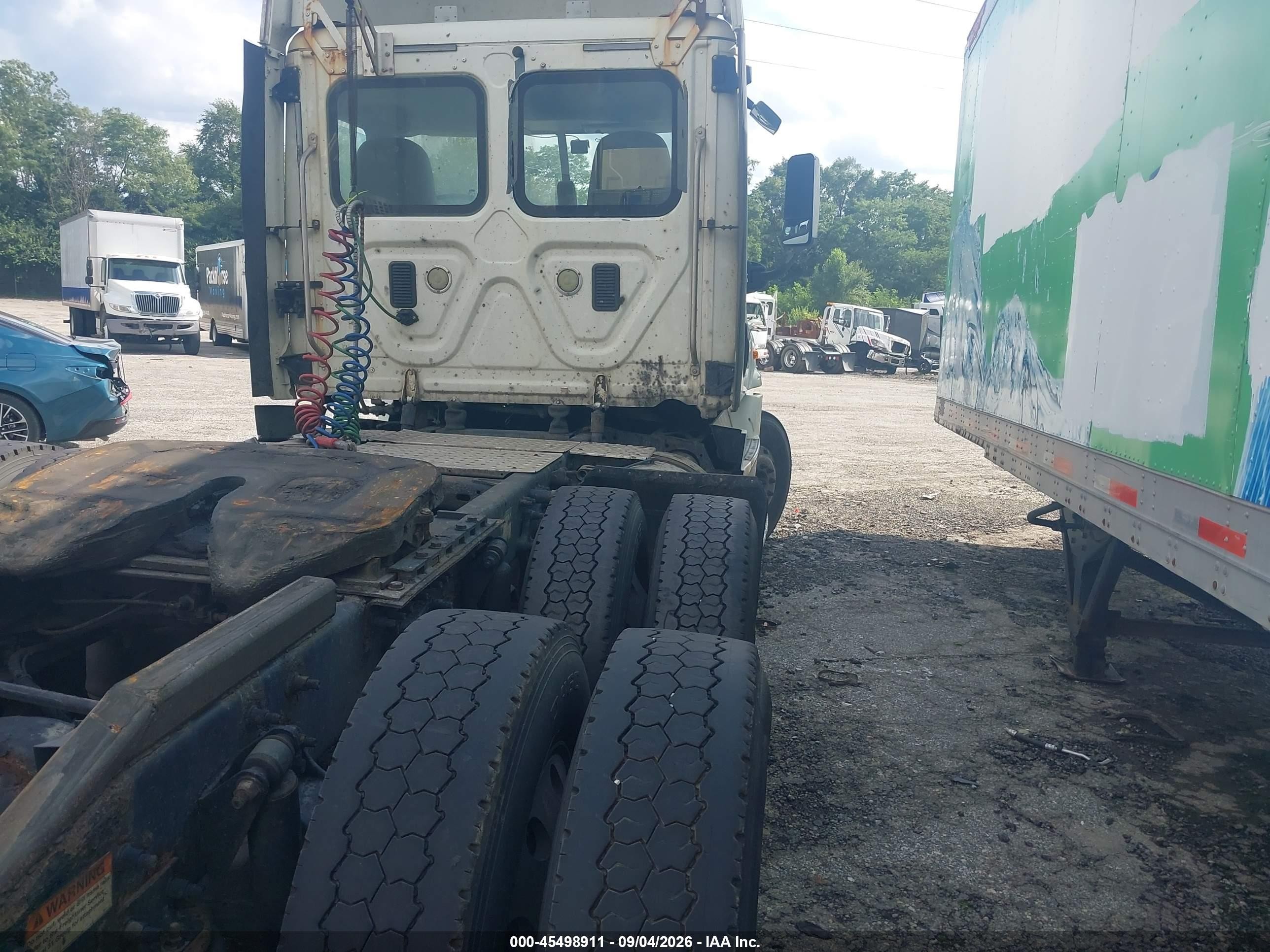 2013 Freightliner Cascadia 125 VIN 1FUJGEBG6DLFB1117 IAAI salvage auction — Front End, Salvage (Pennsylvania), sold $3,300 on 2026-09-16 (photo 4)