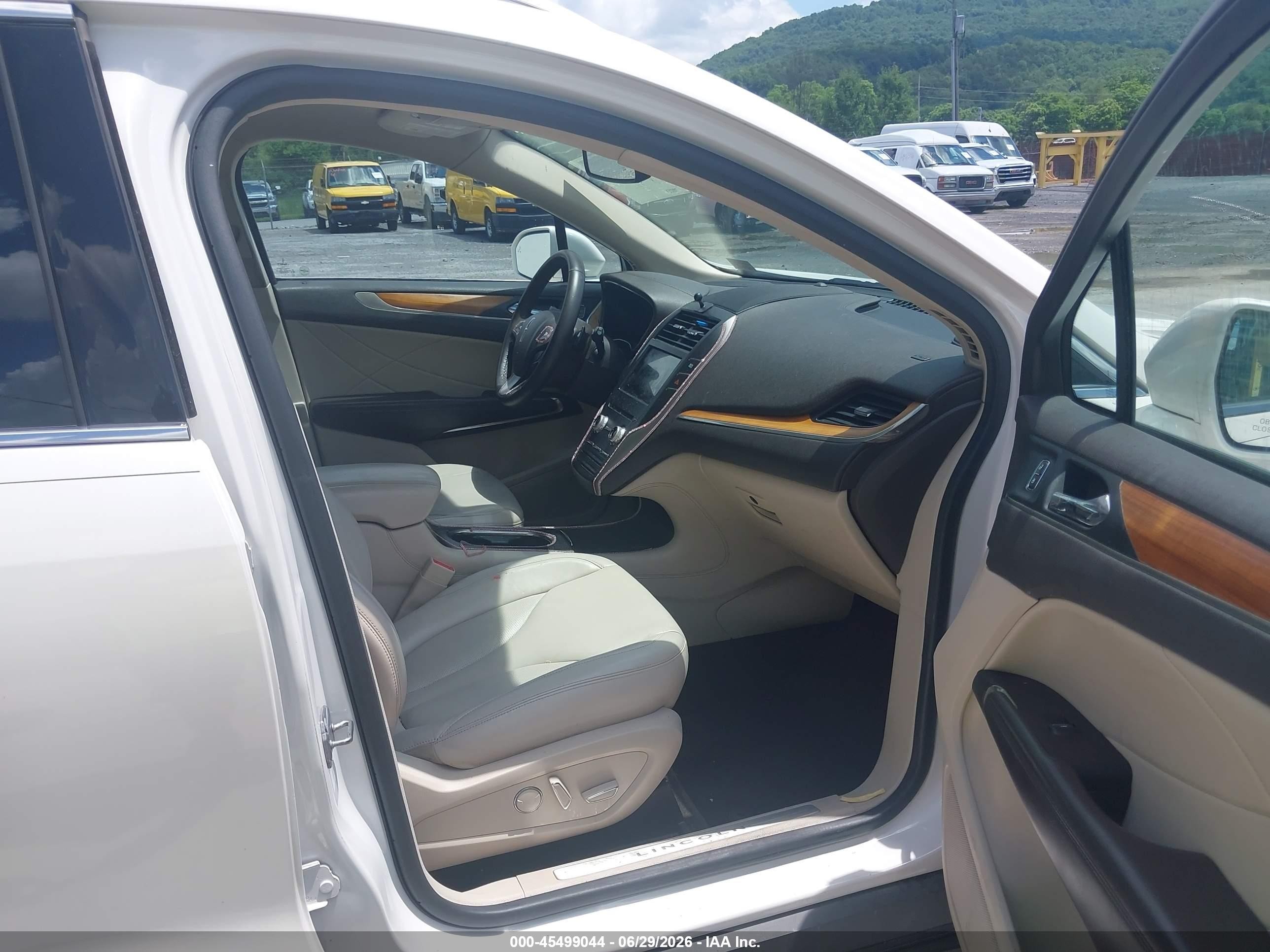 2017 Lincoln MKC VIN 5LMCJ2D9XHUL54815 IAAI salvage auction — Unknown, Salvage (Pennsylvania), sold $2,050 on 2026-09-11 (photo 5)
