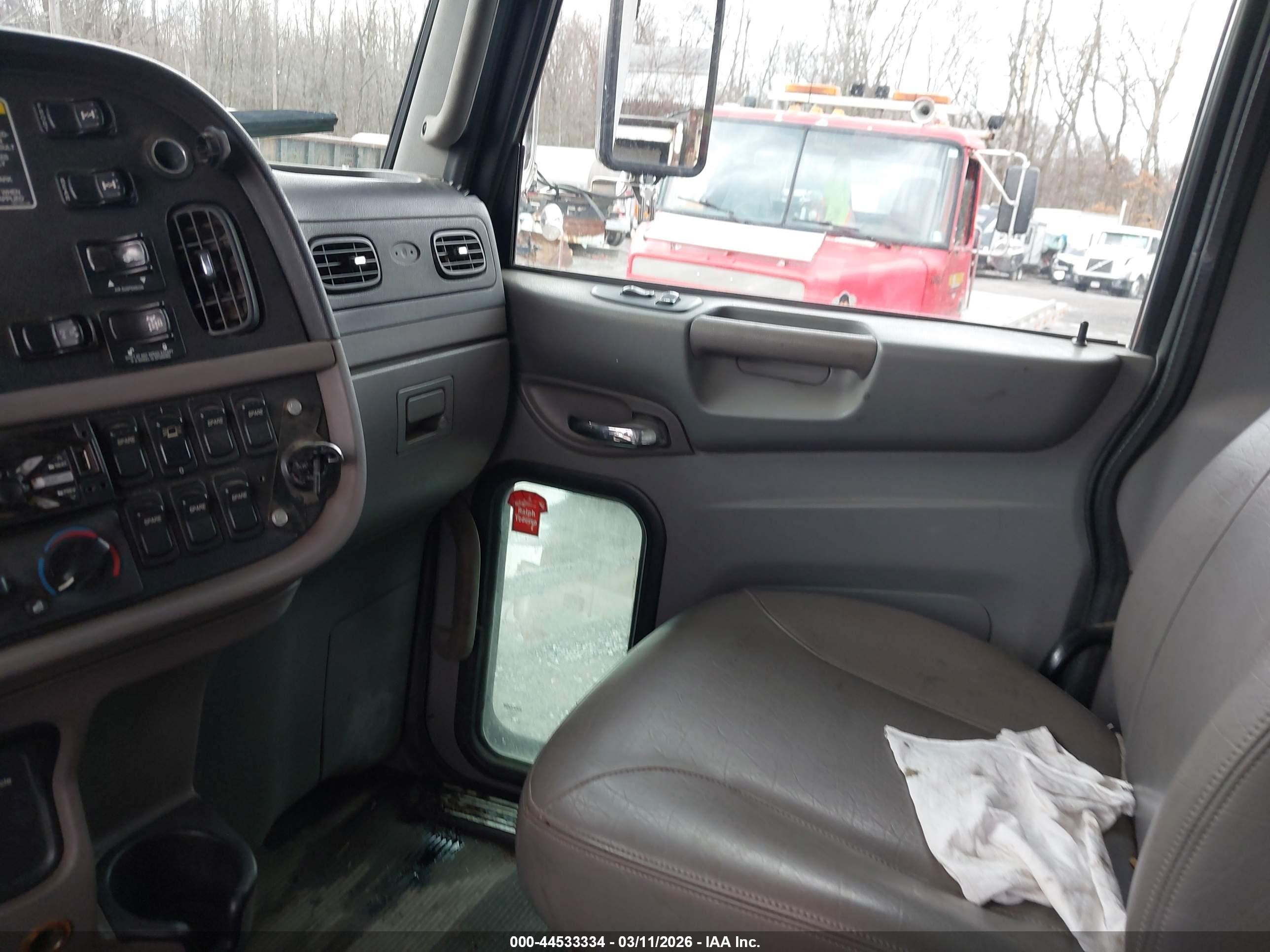 2016 Peterbilt 365 VIN 1NPSXPEX1GD362014 IAAI salvage auction — Normal Wear, Clear (Pennsylvania), sold $28,700 on 2026-07-01 (photo 6)