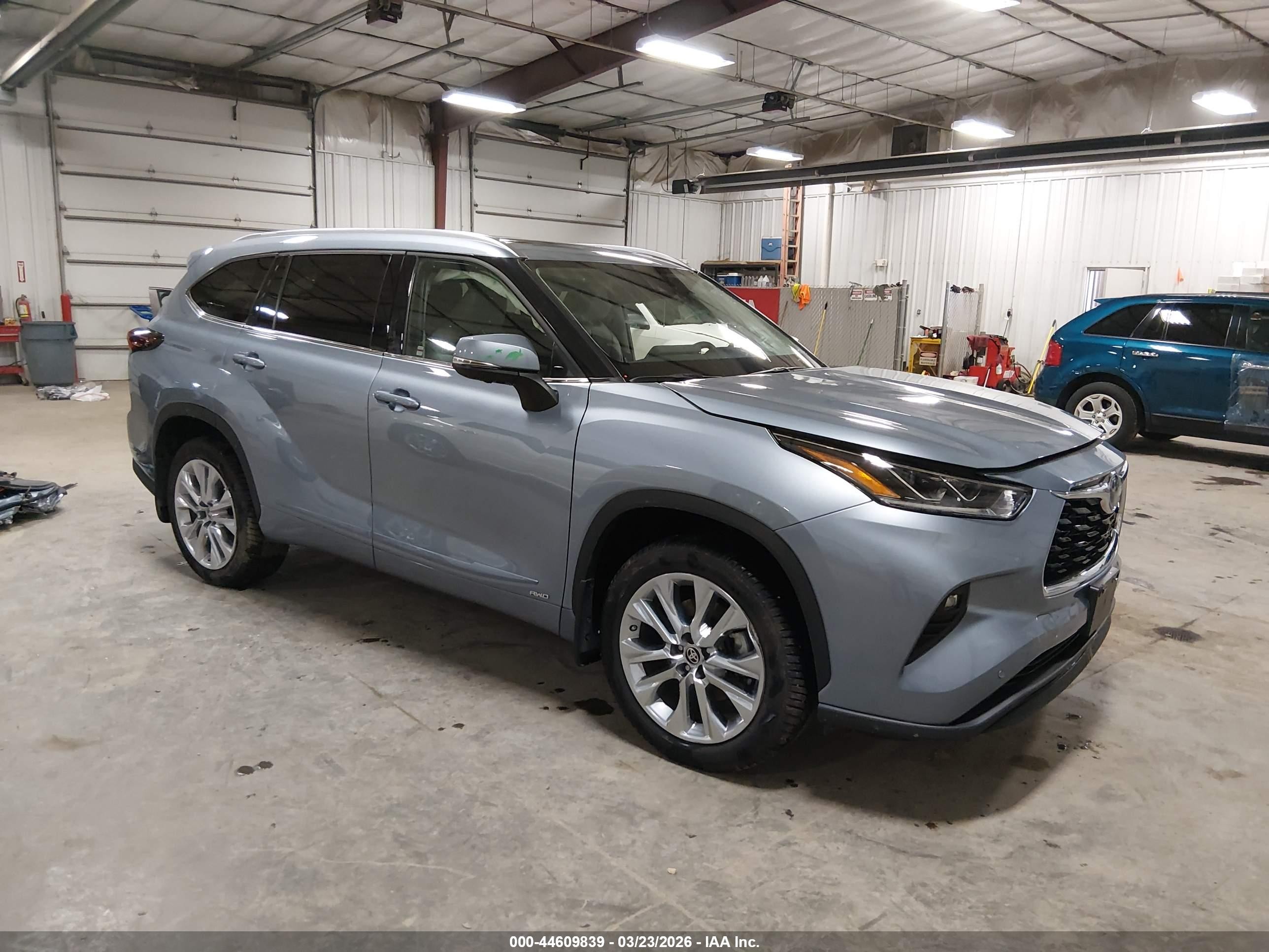 2024 Toyota Highlander Hybrid VIN 5TDXBRCH3RS609091 — IAAI salvage auction photo