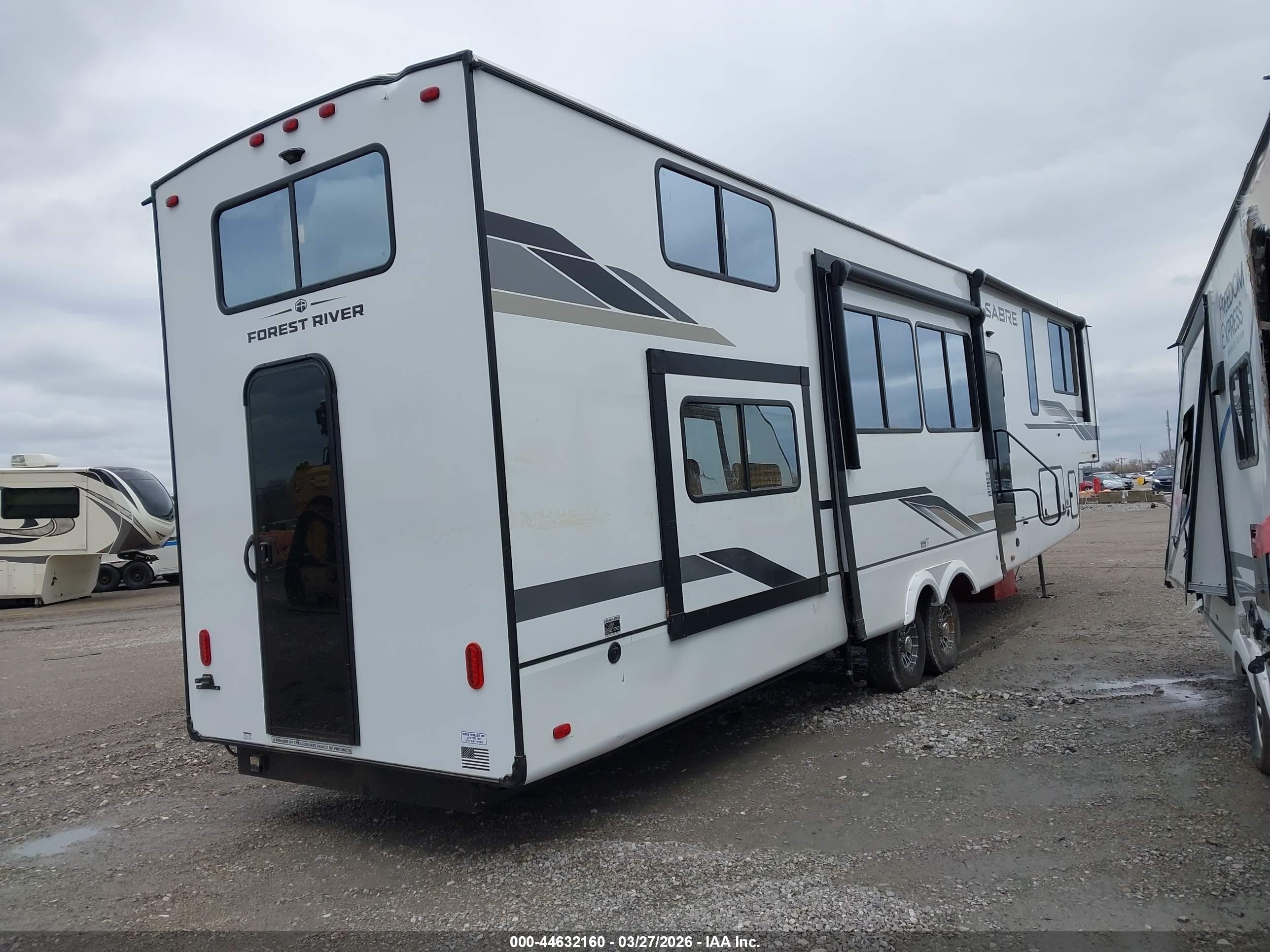 2026 Forest river Sabre VIN 5ZT3SR1B8T6117174 IAAI salvage auction — Water/Flood, Junk (Missouri), sold $21,000 on 2026-09-08 (photo 4)