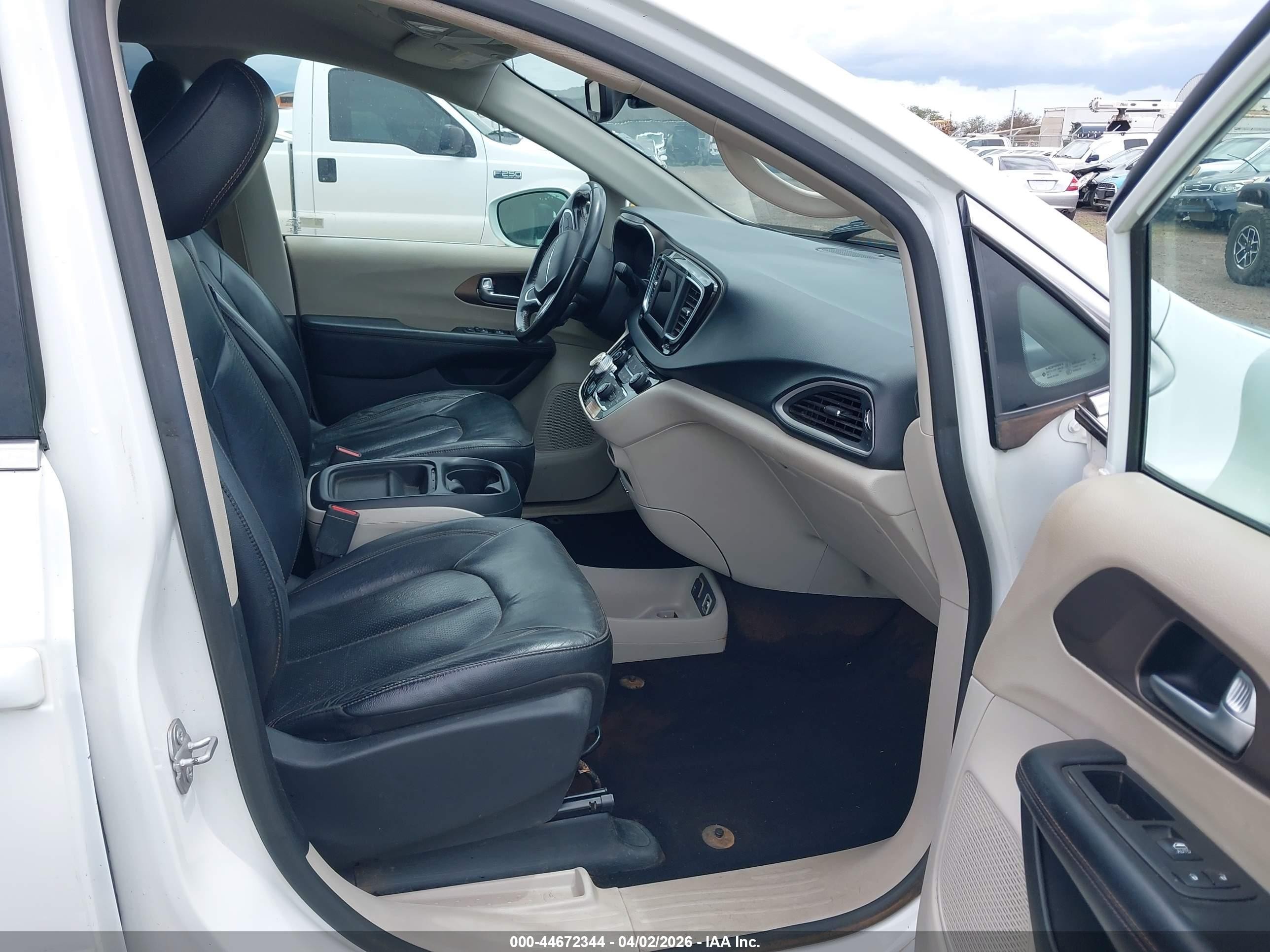 2019 Chrysler Pacifica VIN 2C4RC1BG9KR548263 IAAI salvage auction — Water/Flood, Salvage (Hawaii), sold $600 on 2026-06-09 (photo 5)