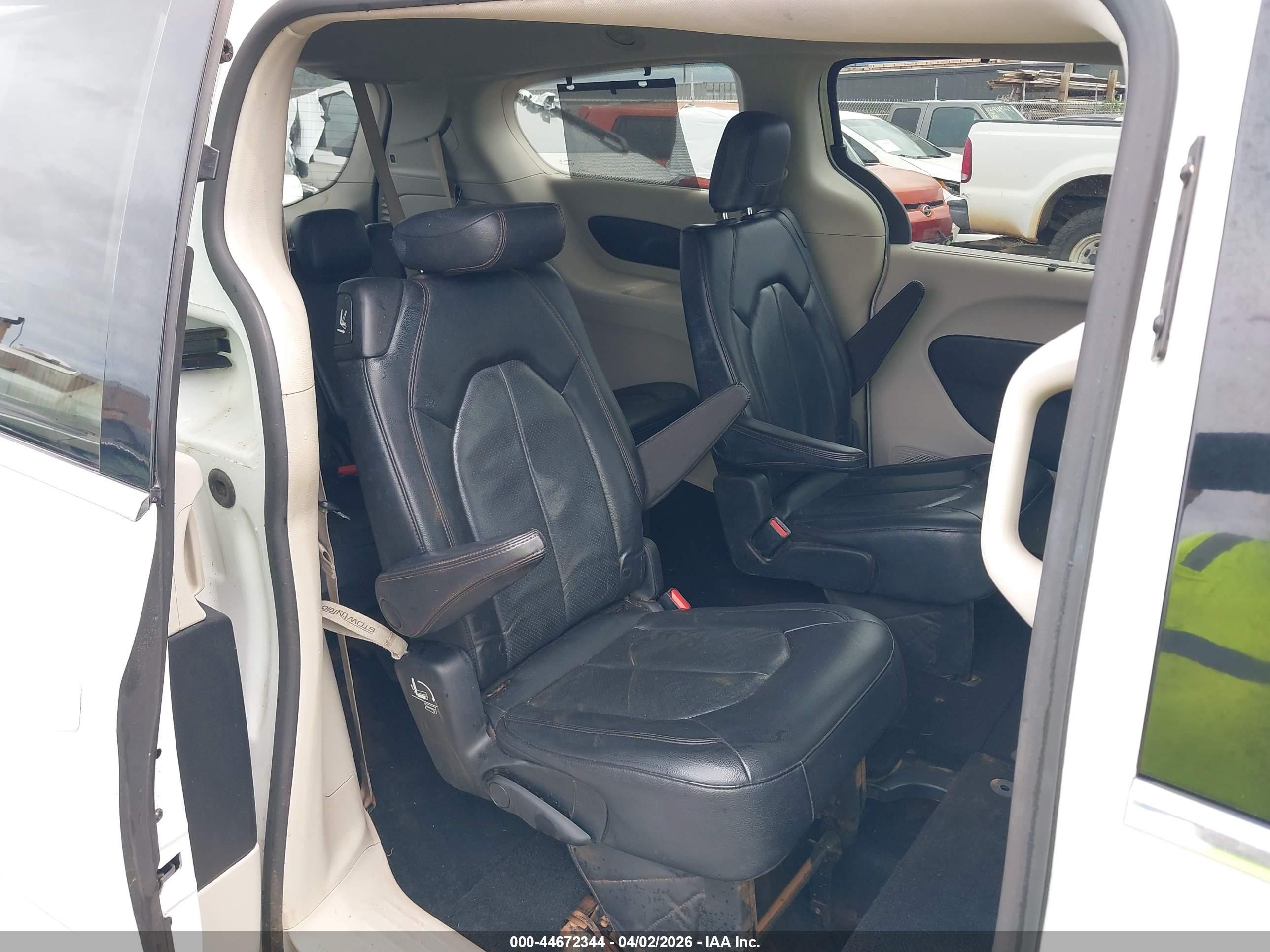 2019 Chrysler Pacifica VIN 2C4RC1BG9KR548263 IAAI salvage auction — Water/Flood, Salvage (Hawaii), sold $600 on 2026-06-09 (photo 8)