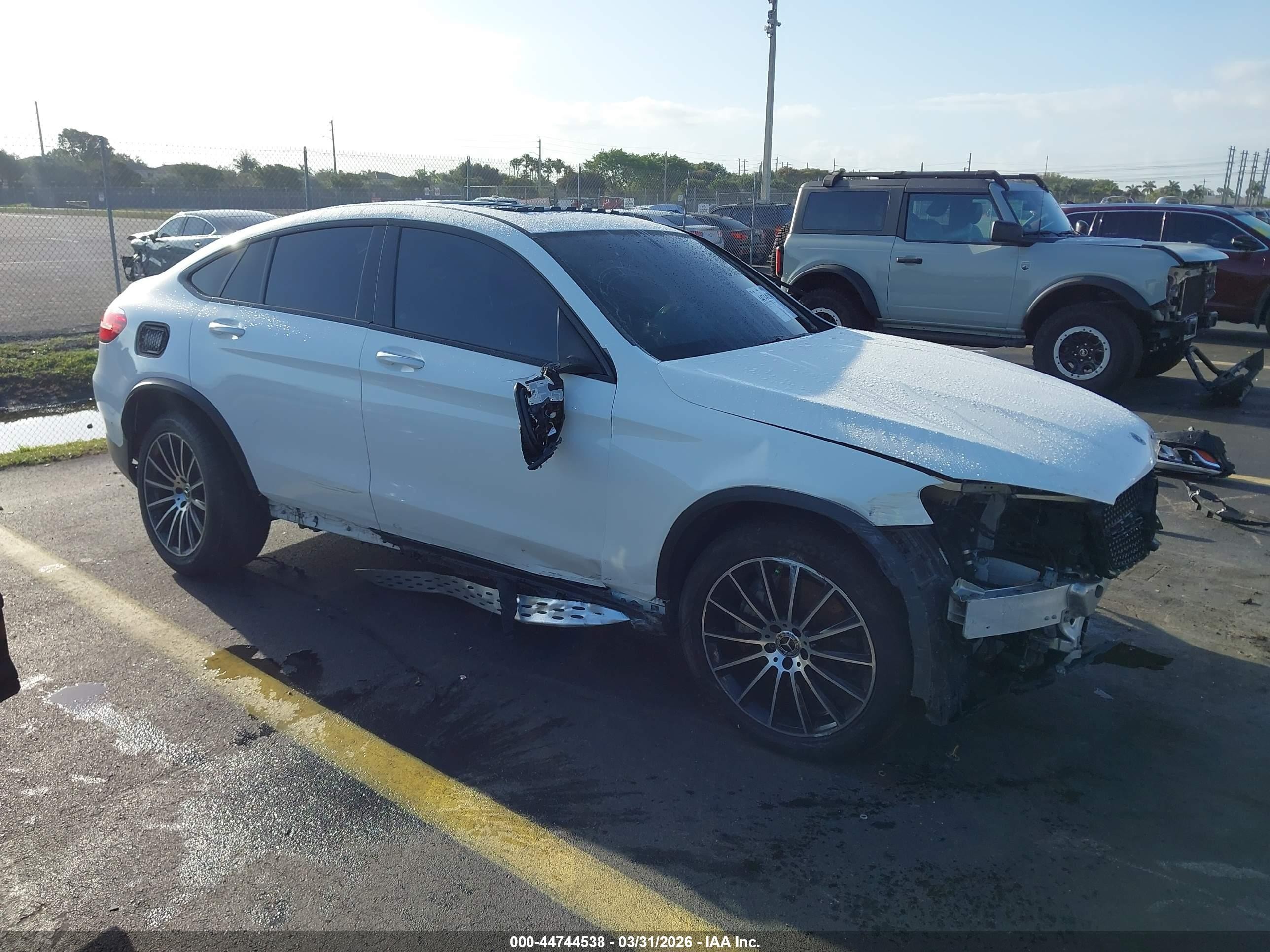 2019 Mercedes-benz Glc class VIN WDC0J4KB4KF661401 IAAI salvage auction — Side, Rebuildable (Florida), sold $7,075 on 2026-09-17 (photo 1)