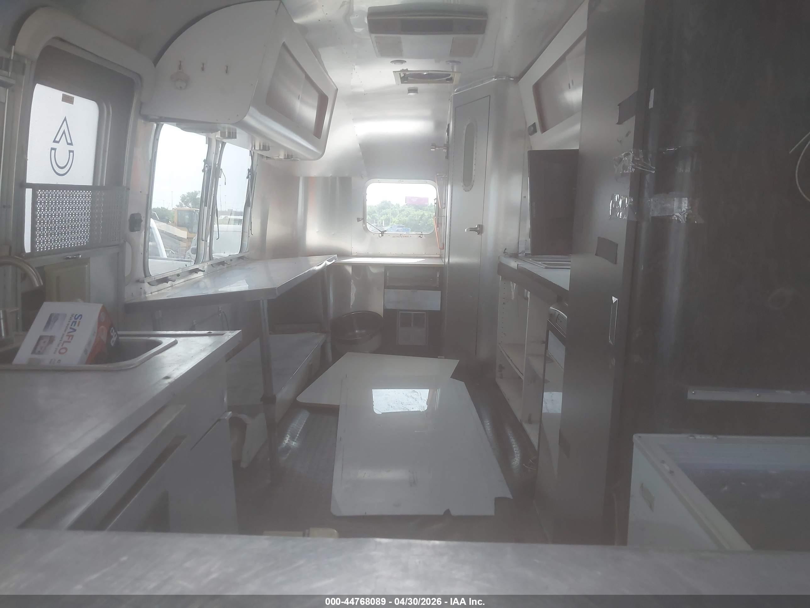 2006 Airstream International VIN 1STBFAF236J519280 IAAI salvage auction — Side, Clear (Oklahoma), sold $2,600 on 2026-10-07 (photo 5)