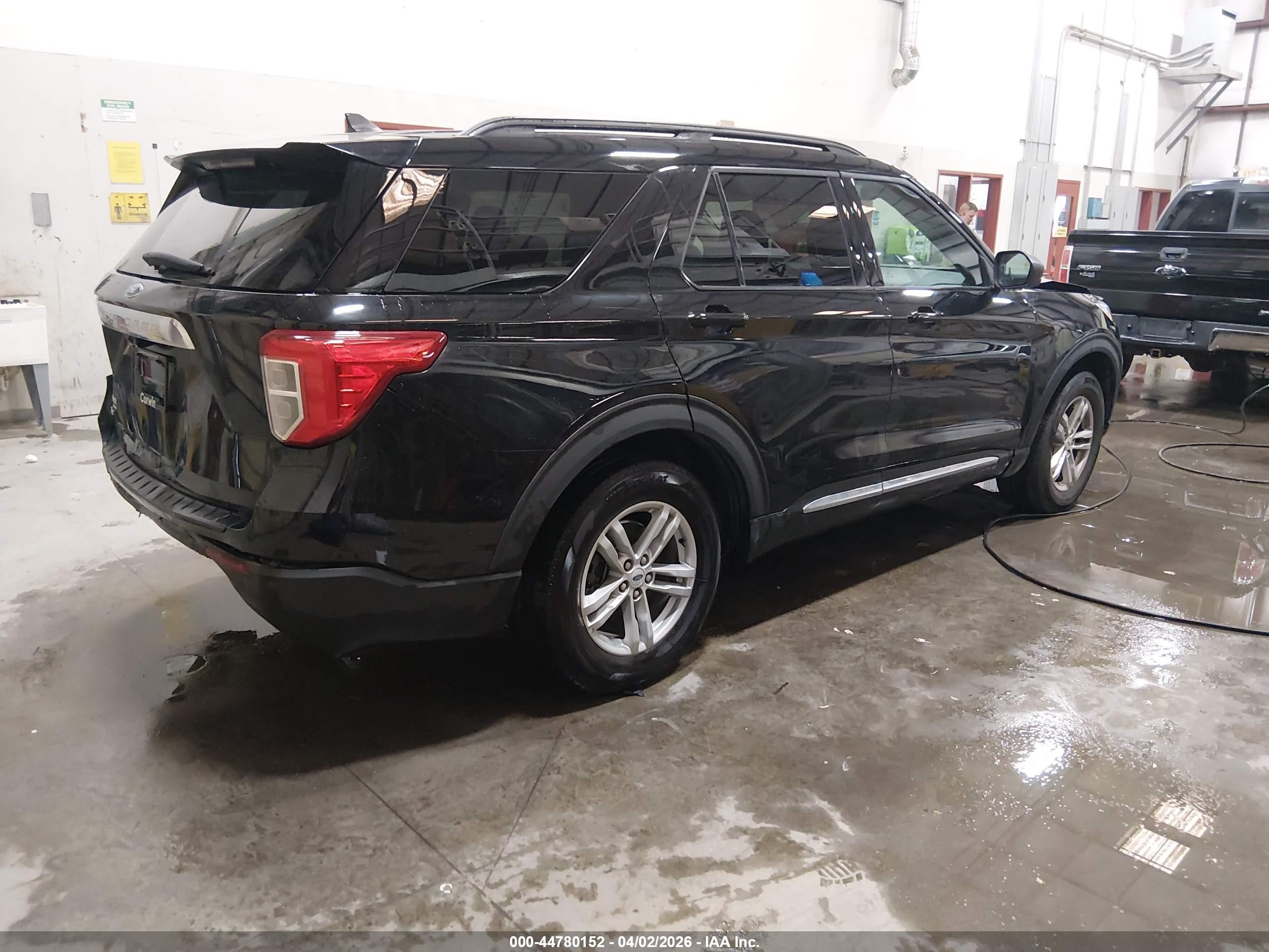 2022 Ford Explorer VIN 1FMSK7DH7NGA81052 IAAI salvage auction — Front & Rear, Salvage (Idaho), sold $4,000 on 2026-07-10 (photo 4)
