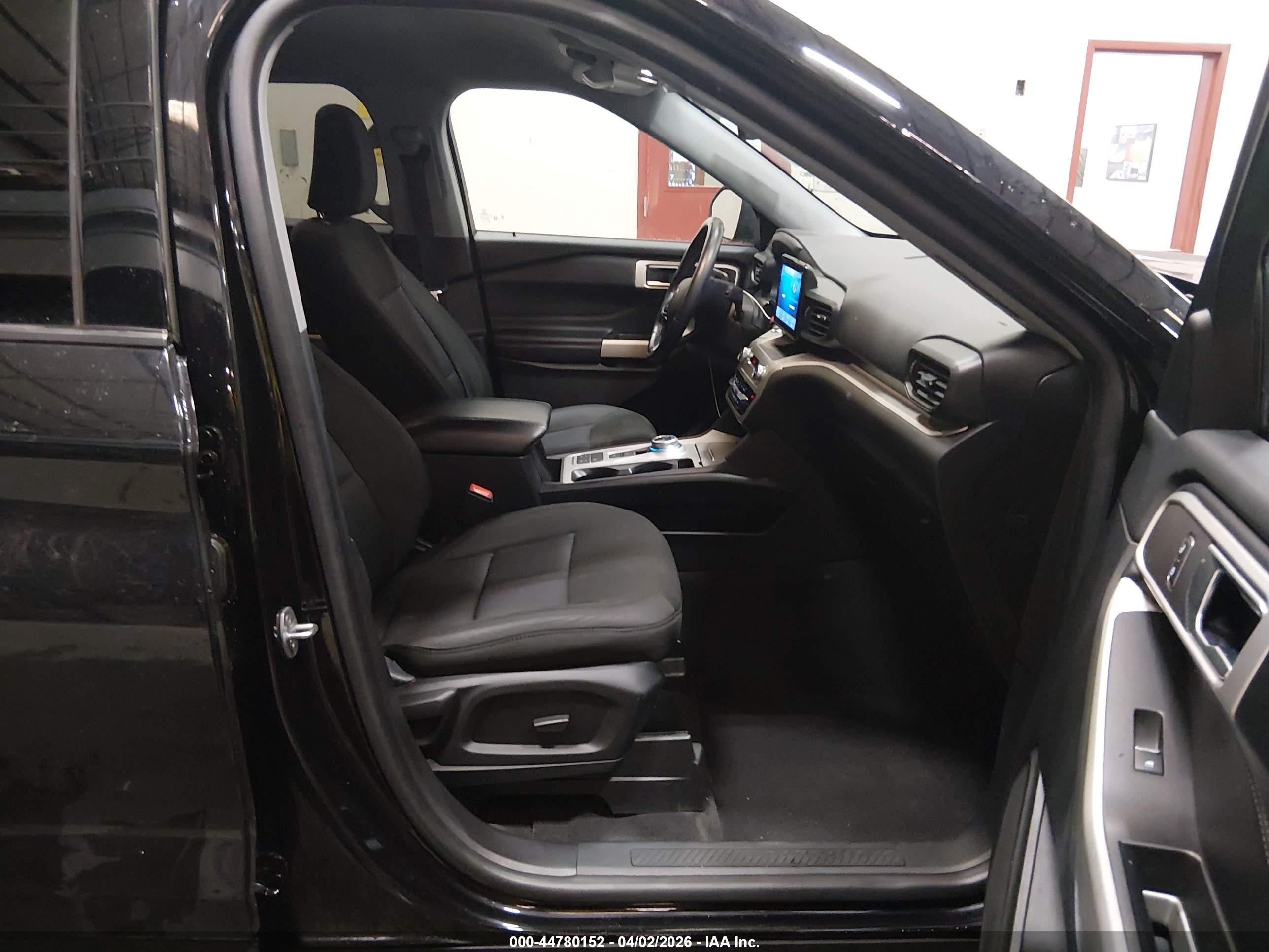2022 Ford Explorer VIN 1FMSK7DH7NGA81052 IAAI salvage auction — Front & Rear, Salvage (Idaho), sold $4,000 on 2026-07-10 (photo 5)