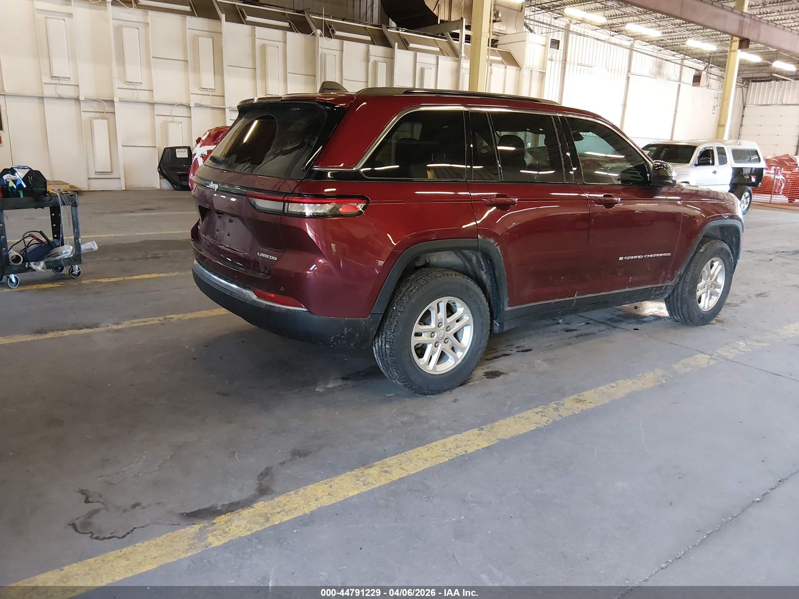 2024 Jeep Grand Cherokee VIN 1C4RJHAG2RC162996 IAAI salvage auction — Unknown, Salvage (Oregon), sold $7,500 on 2026-07-09 (photo 4)