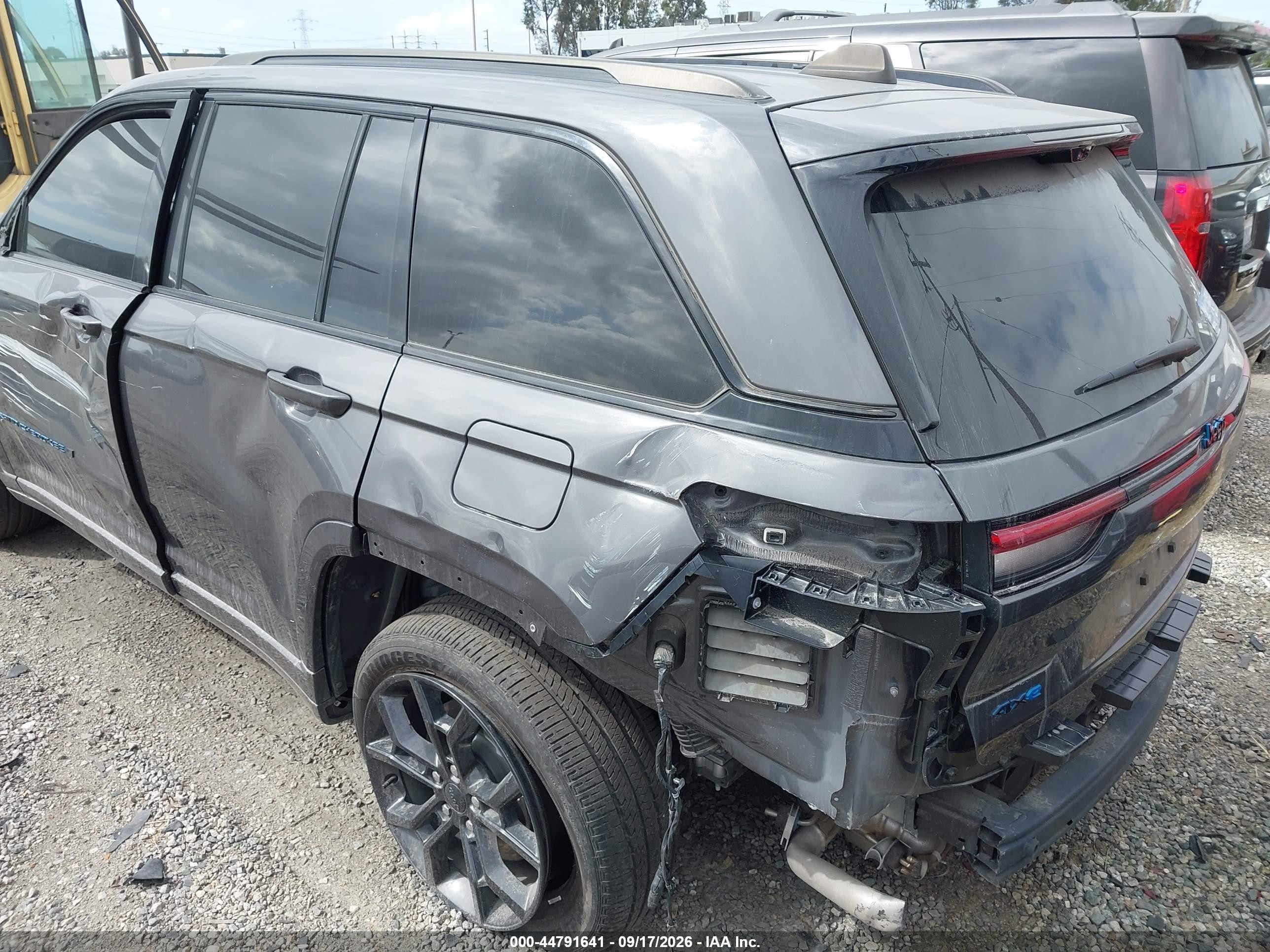 2024 Jeep Grand Cherokee VIN 1C4RJYB63R8611739 IAAI salvage auction — Side, Salvage Certificate (California), sold $10,800 on 2026-09-19 (photo 3)
