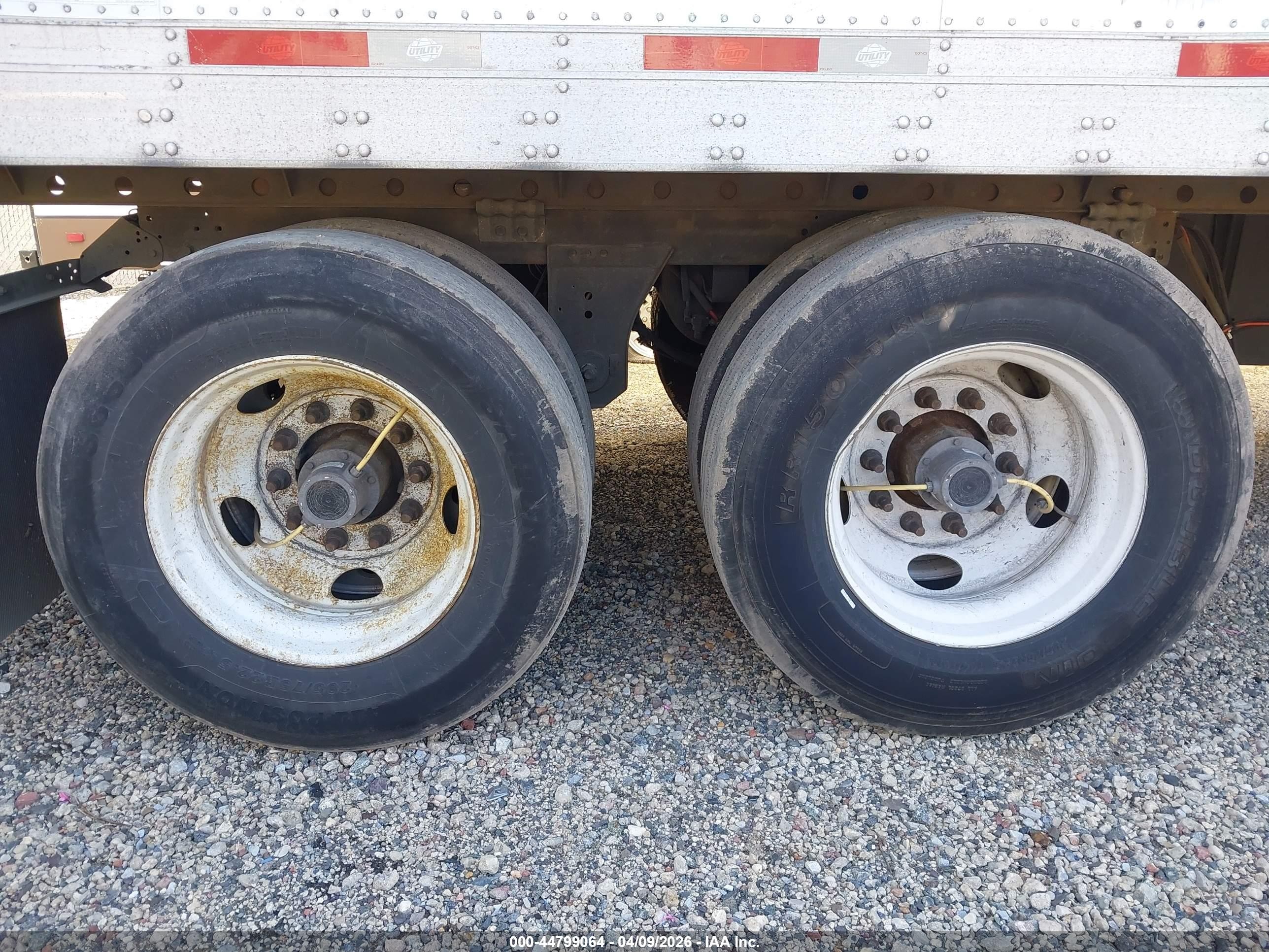 2021 Utility Trailer Mfg Utility Trailer Mfg VIN 1UYVS2536M6349215 IAAI salvage auction — Top/Roof, Salvage (Illinois), sold $2,500 on 2026-09-09 (photo 5)