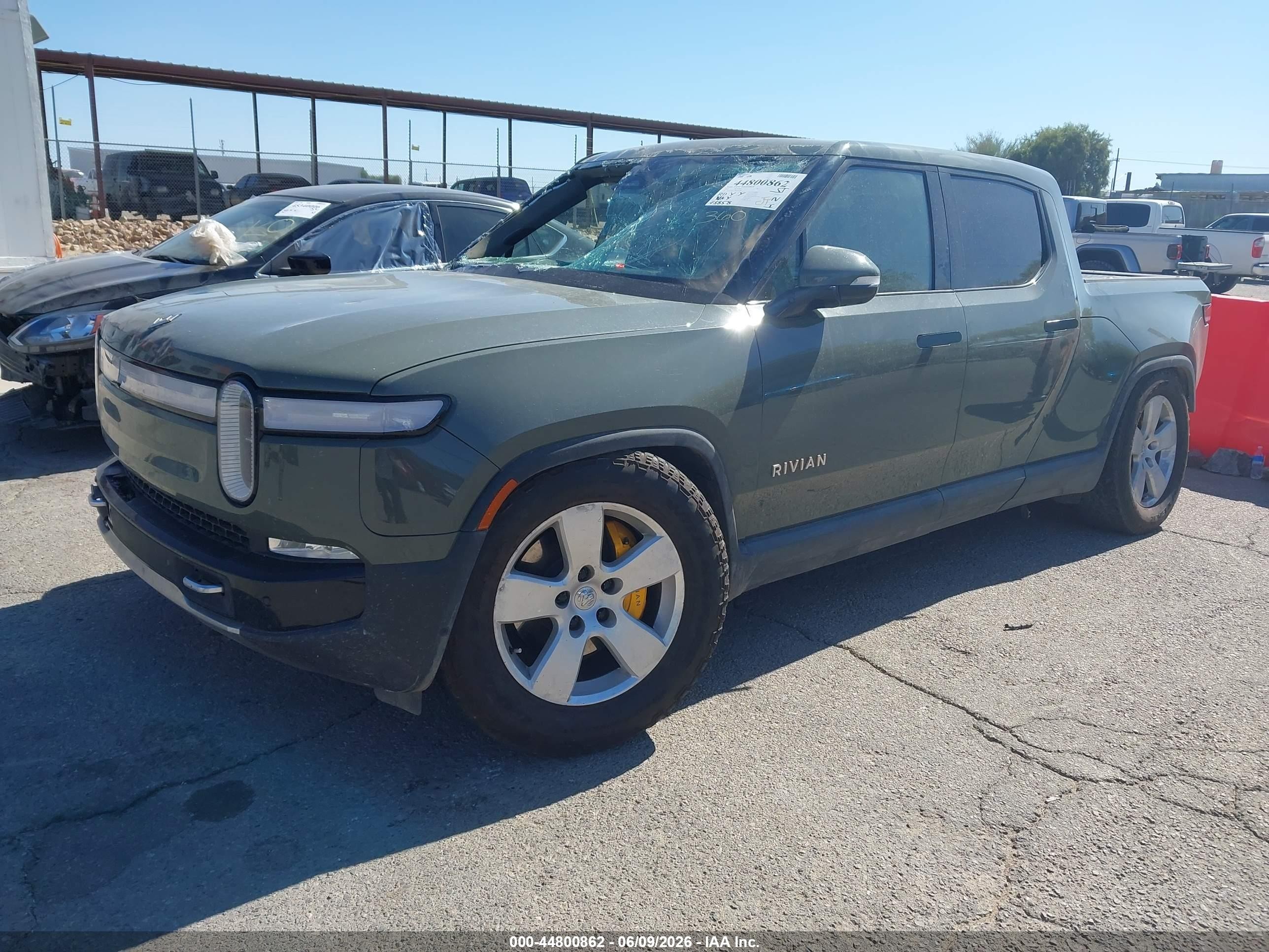 2022 Rivian R1t VIN 7FCTGAAL9NN009789 IAAI salvage auction — Side, Salvage (Arizona), sold $11,800 on 2026-08-20 (photo 2)
