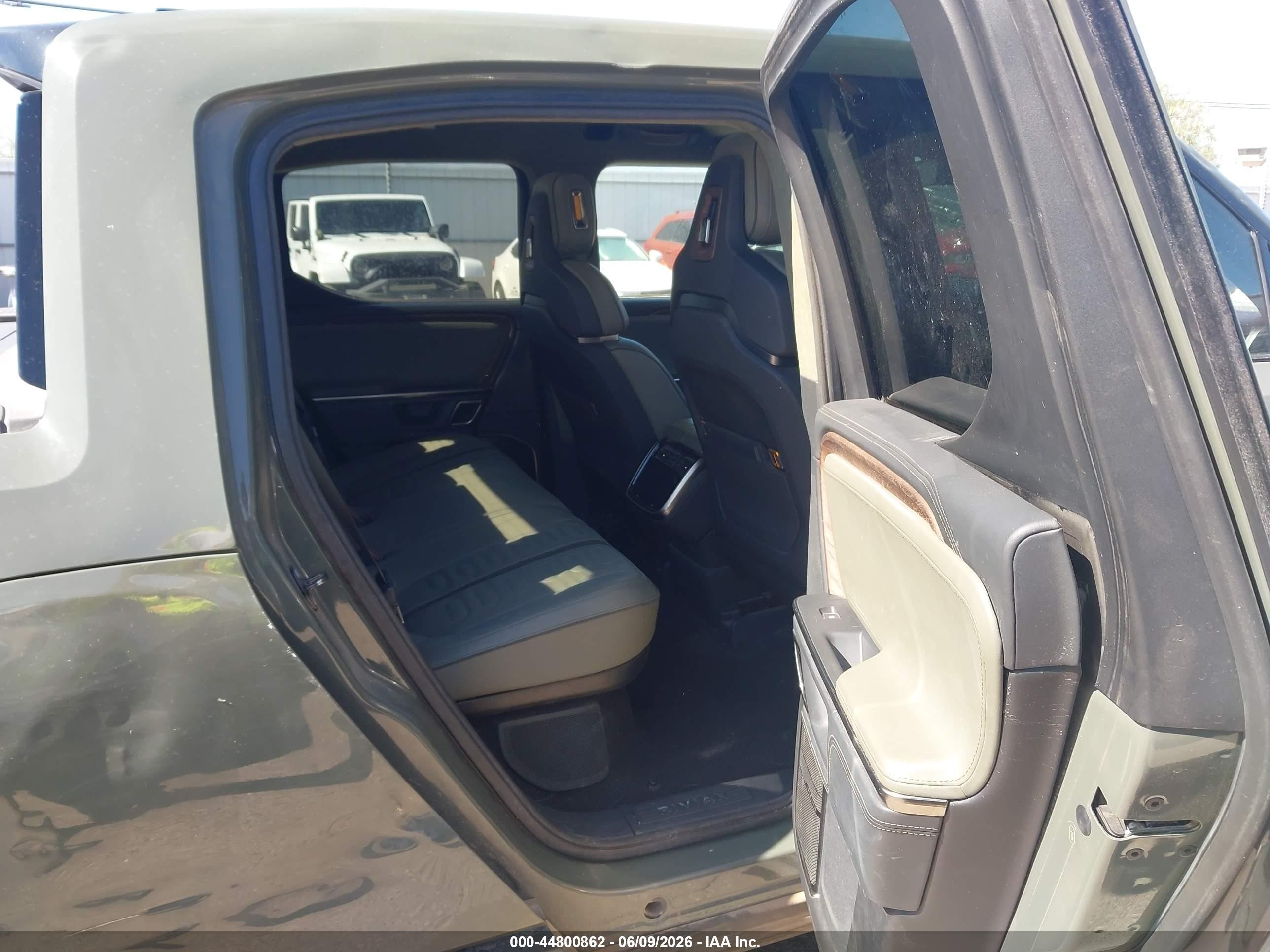 2022 Rivian R1t VIN 7FCTGAAL9NN009789 IAAI salvage auction — Side, Salvage (Arizona), sold $11,800 on 2026-08-20 (photo 8)