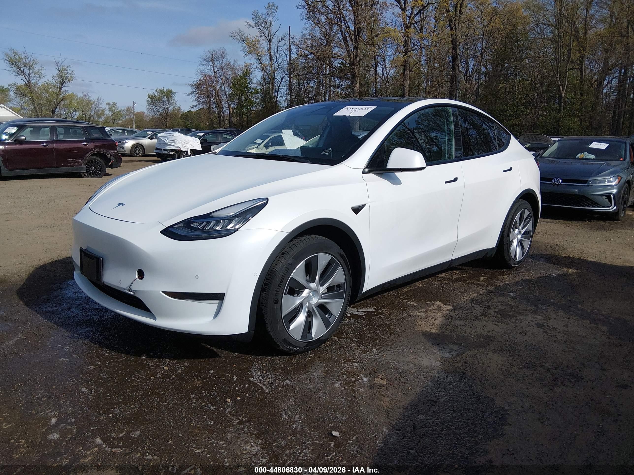 2022 Tesla Model Y VIN 7SAYGAEE5NF508520 IAAI salvage auction — Side, Salvage - 75% Or Less (Maryland), sold $9,100 on 2026-09-11 (photo 2)