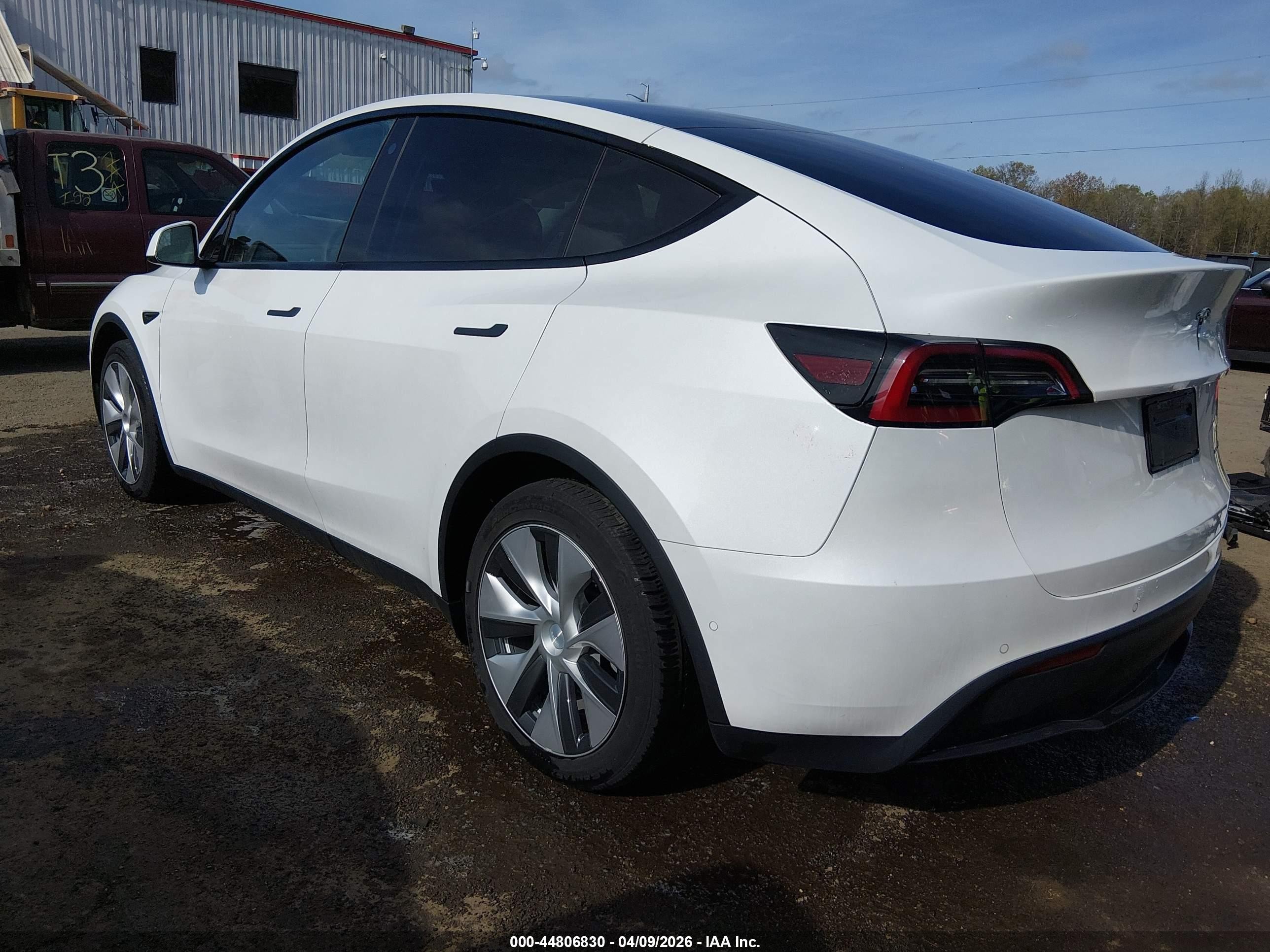 2022 Tesla Model Y VIN 7SAYGAEE5NF508520 IAAI salvage auction — Side, Salvage - 75% Or Less (Maryland), sold $9,100 on 2026-09-11 (photo 3)