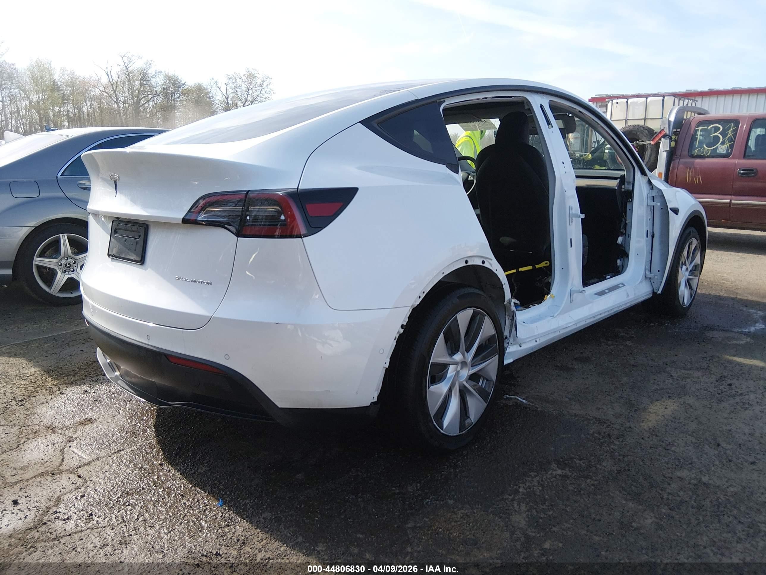 2022 Tesla Model Y VIN 7SAYGAEE5NF508520 IAAI salvage auction — Side, Salvage - 75% Or Less (Maryland), sold $9,100 on 2026-09-11 (photo 4)
