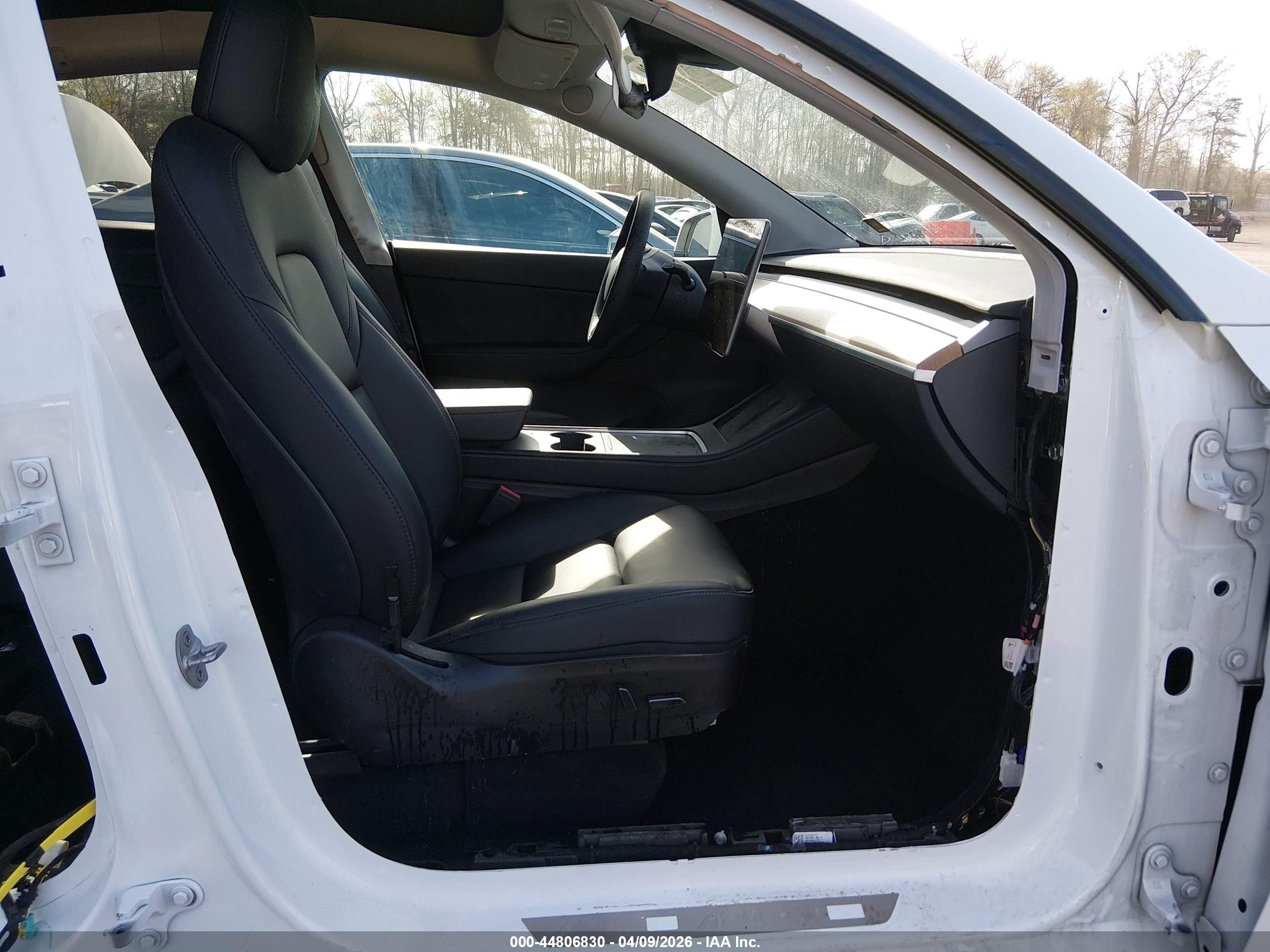2022 Tesla Model Y VIN 7SAYGAEE5NF508520 IAAI salvage auction — Side, Salvage - 75% Or Less (Maryland), sold $9,100 on 2026-09-11 (photo 5)