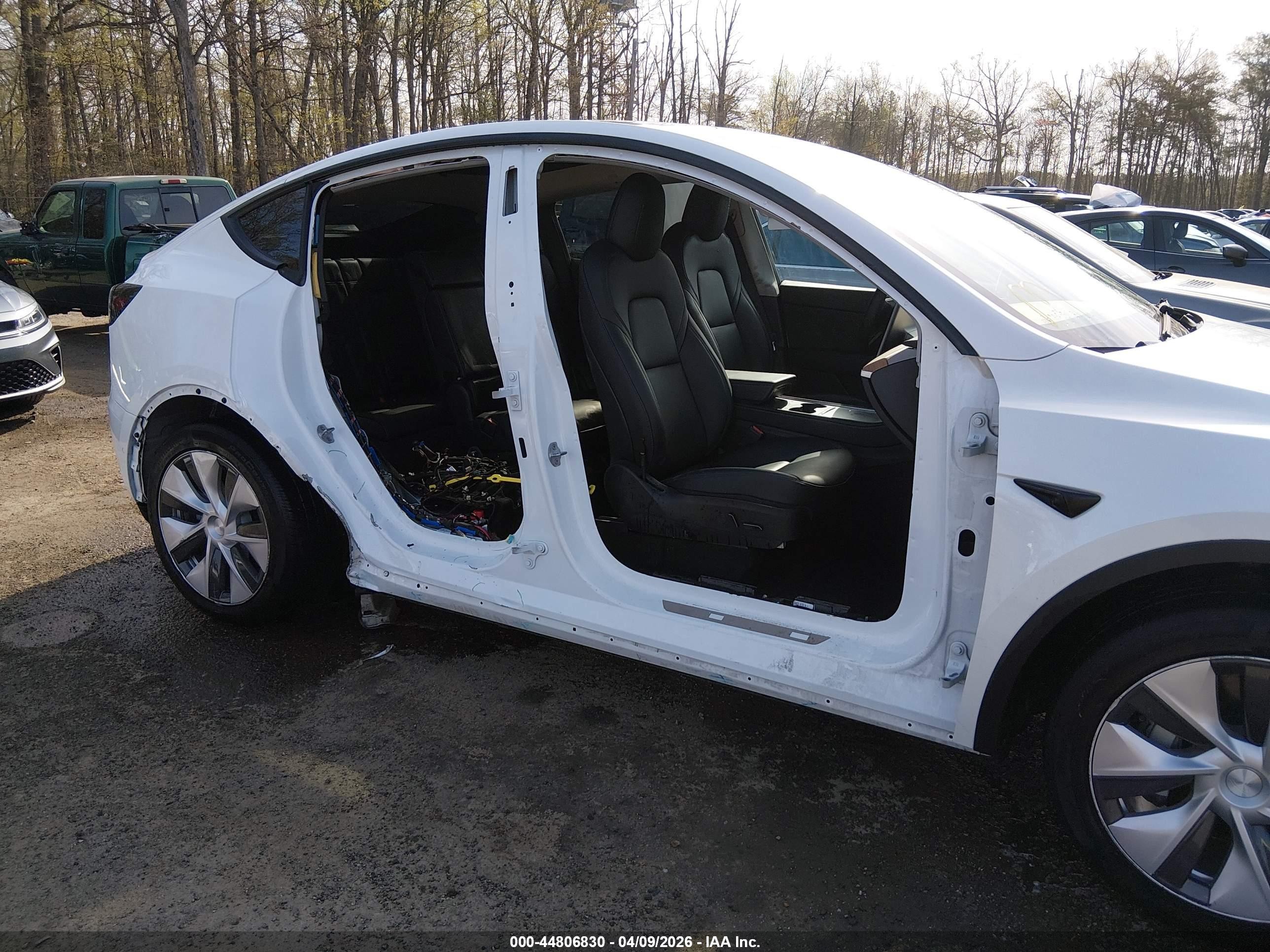 2022 Tesla Model Y VIN 7SAYGAEE5NF508520 IAAI salvage auction — Side, Salvage - 75% Or Less (Maryland), sold $9,100 on 2026-09-11 (photo 6)