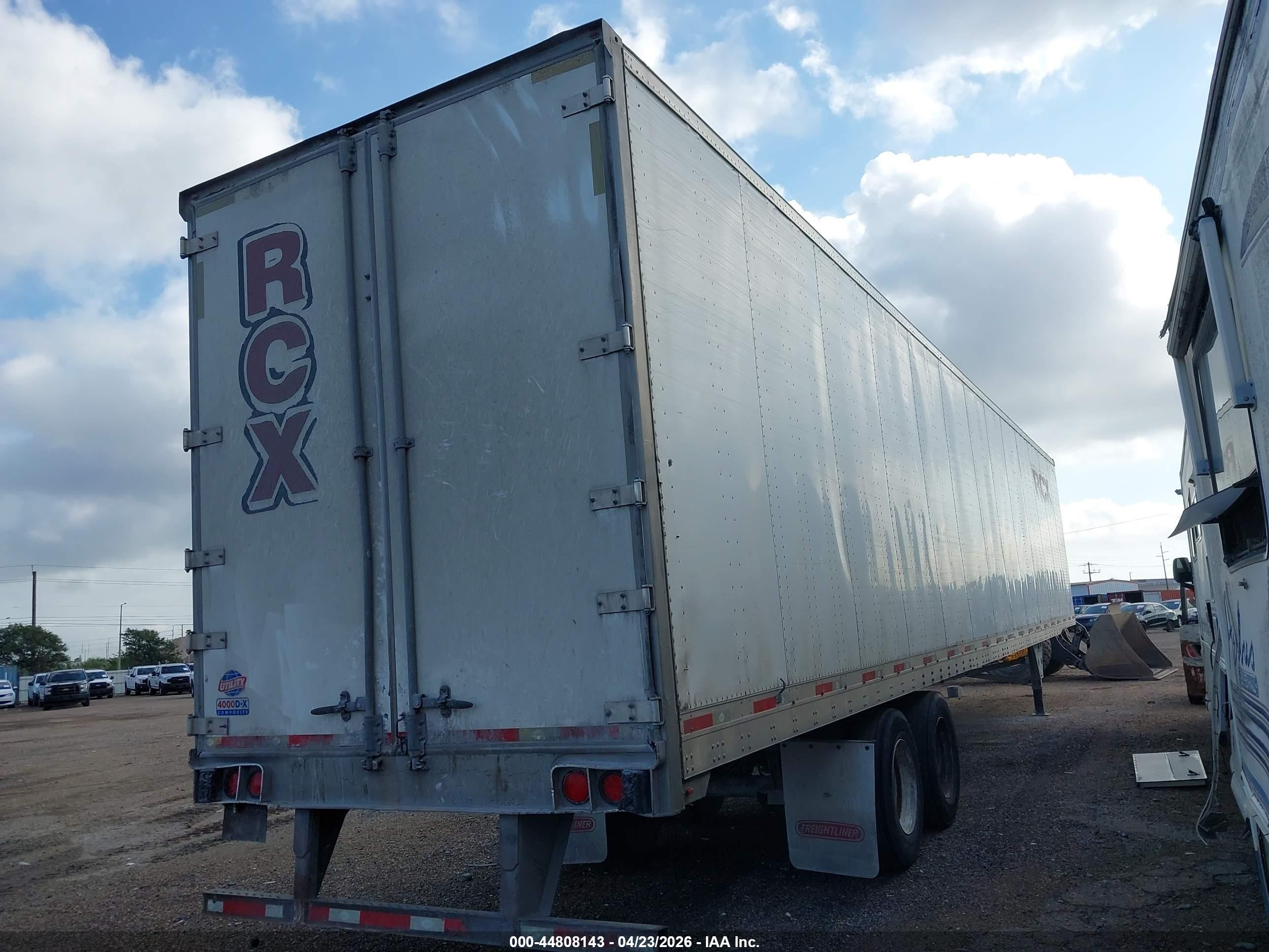 2012 Utility trailer mfg Utility trailer mfg VIN 1UYVS2533CP413204 IAAI salvage auction — Rear End, Clear (Texas), sold $4,350 on 2026-09-02 (photo 4)