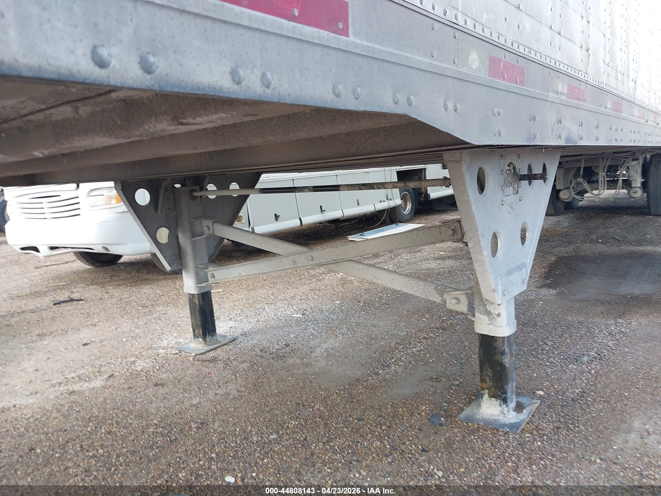 2012 Utility trailer mfg Utility trailer mfg VIN 1UYVS2533CP413204 IAAI salvage auction — Rear End, Clear (Texas), sold $4,350 on 2026-09-02 (photo 5)