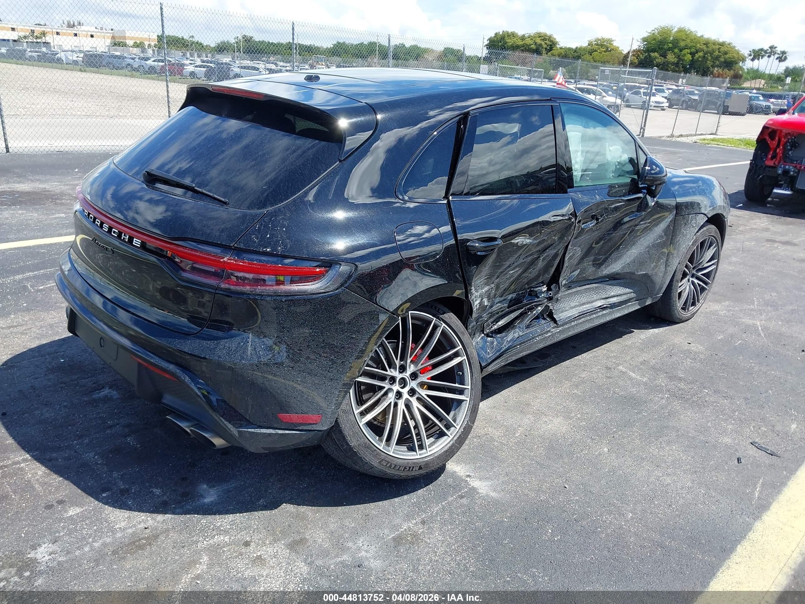 2026 Porsche Macan VIN WP1AG2A56TLB40903 IAAI salvage auction — Side, Rebuildable (Florida), sold $20,925 on 2026-08-10 (photo 4)