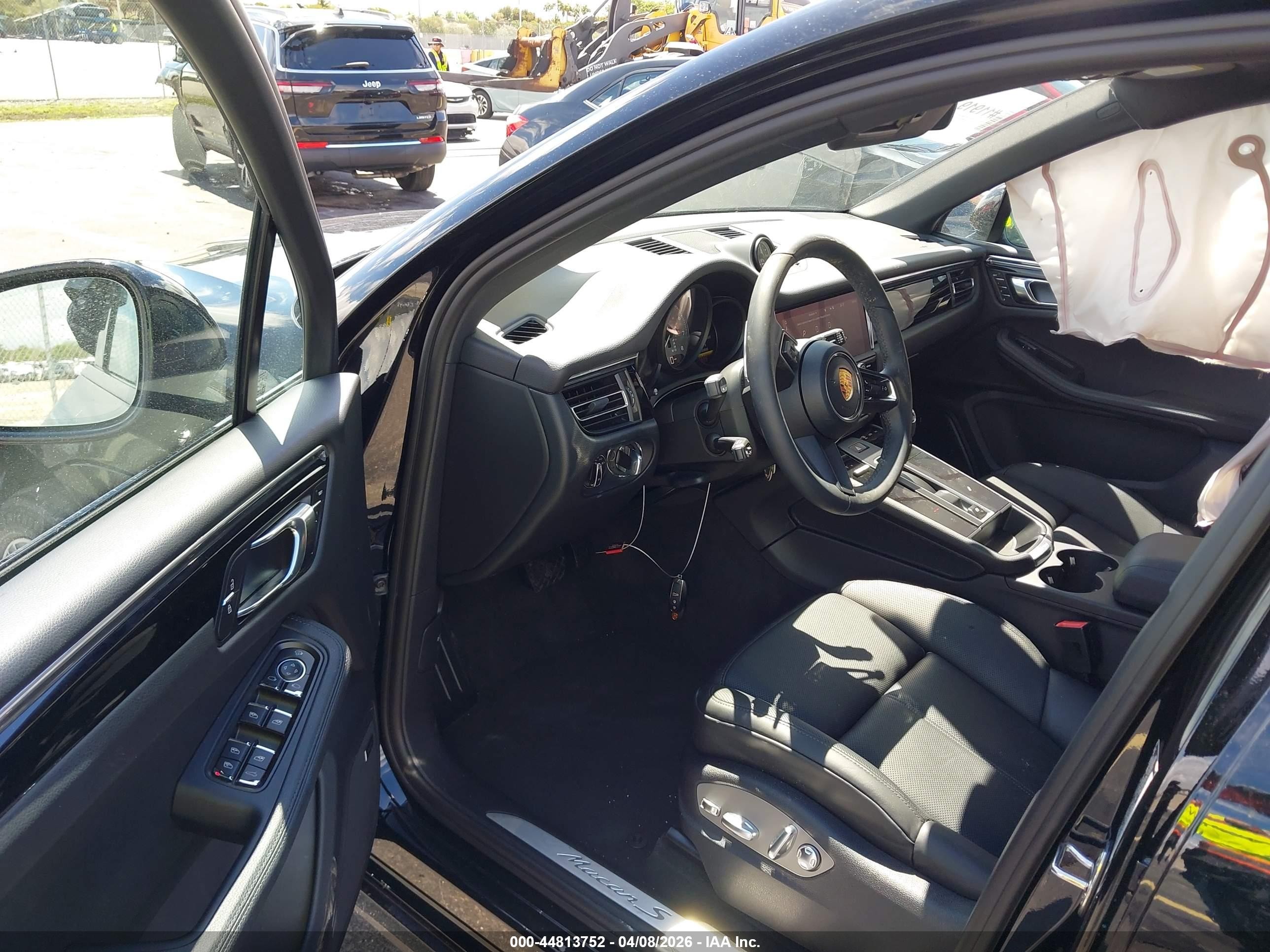 2026 Porsche Macan VIN WP1AG2A56TLB40903 IAAI salvage auction — Side, Rebuildable (Florida), sold $20,925 on 2026-08-10 (photo 5)