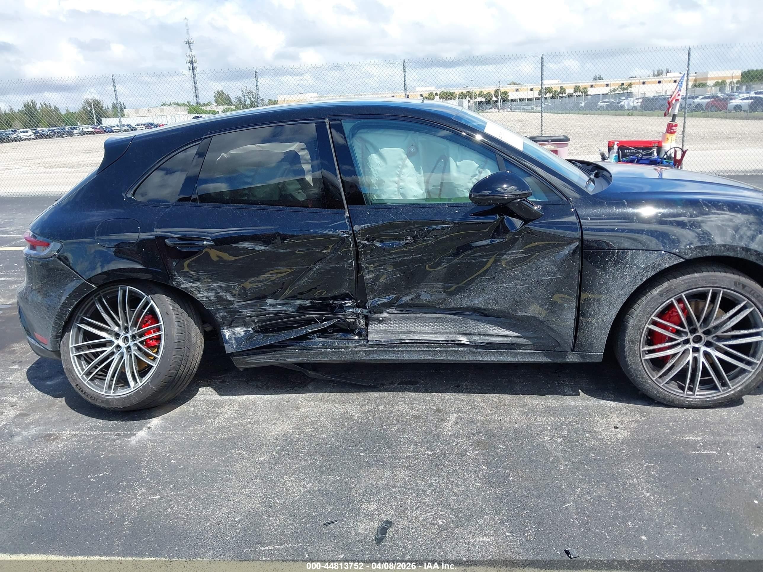 2026 Porsche Macan VIN WP1AG2A56TLB40903 IAAI salvage auction — Side, Rebuildable (Florida), sold $20,925 on 2026-08-10 (photo 6)