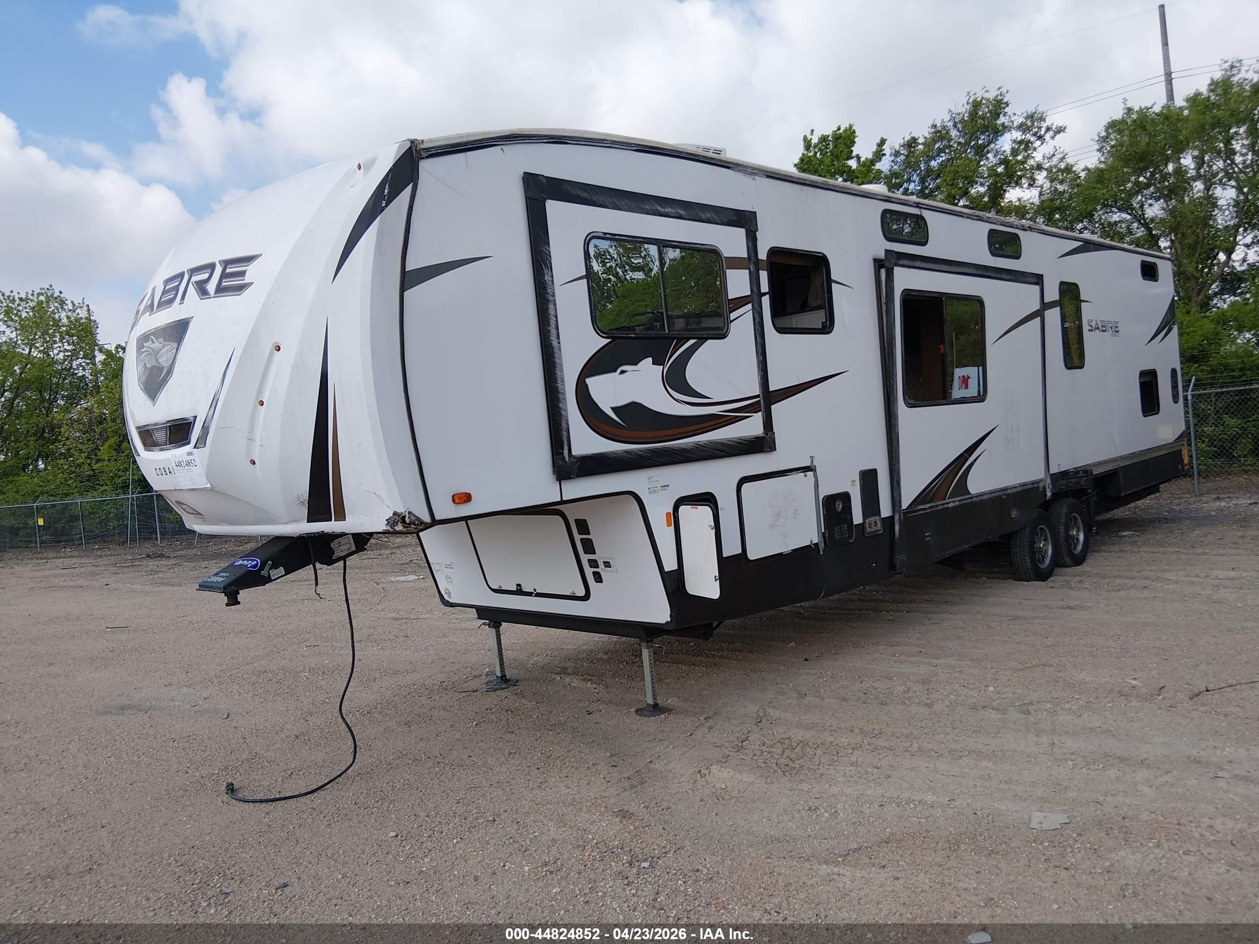 2023 Forest River Travel Trailer VIN 5ZT3SR2B7P6112987 IAAI salvage auction — Side, Salvage (Ohio), sold $7,500 on 2026-09-16 (photo 4)