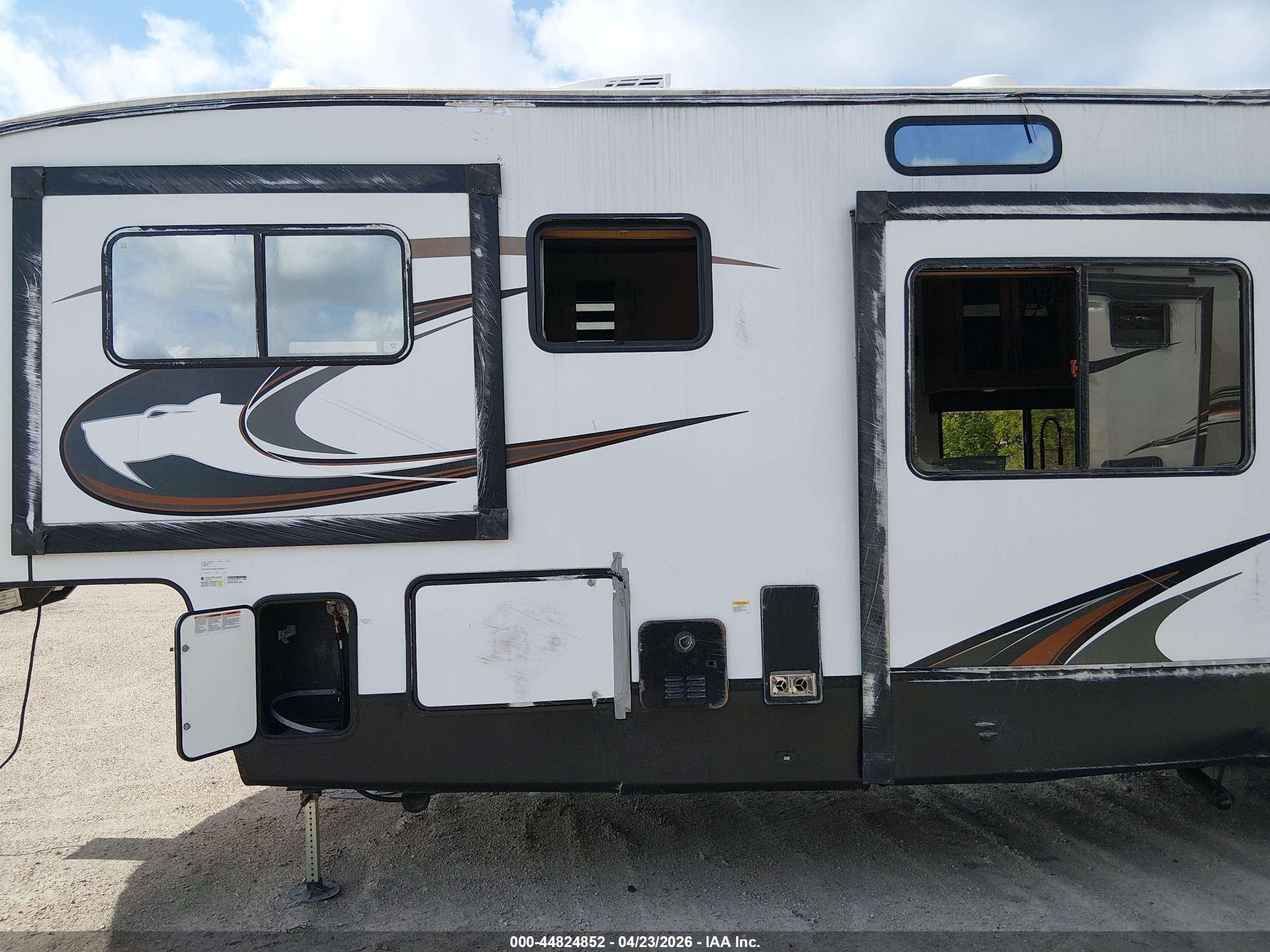2023 Forest River Travel Trailer VIN 5ZT3SR2B7P6112987 IAAI salvage auction — Side, Salvage (Ohio), sold $7,500 on 2026-09-16 (photo 6)