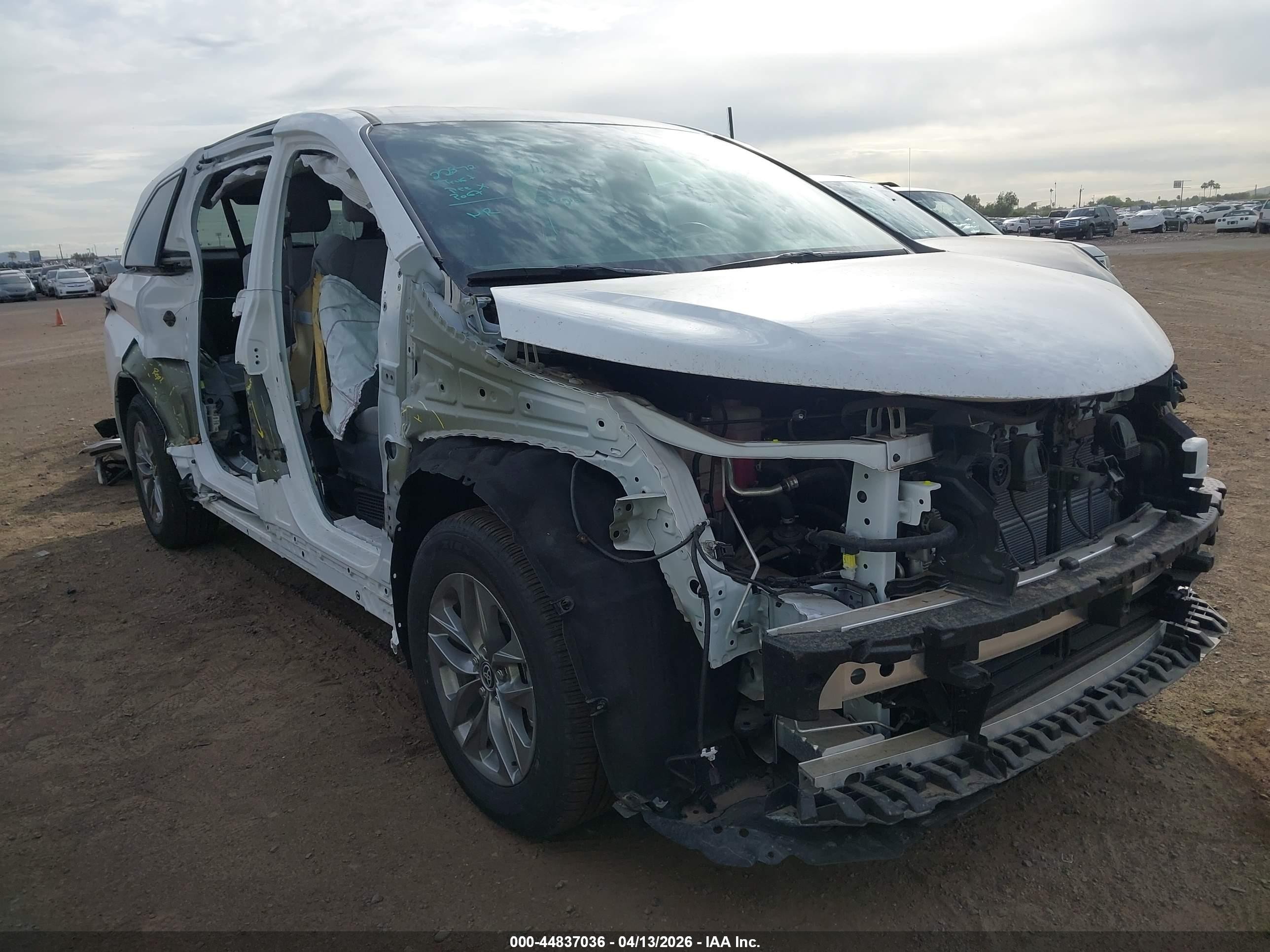2025 Toyota Sienna VIN 5TDKRKEC6SS266832 — IAAI salvage auction photo
