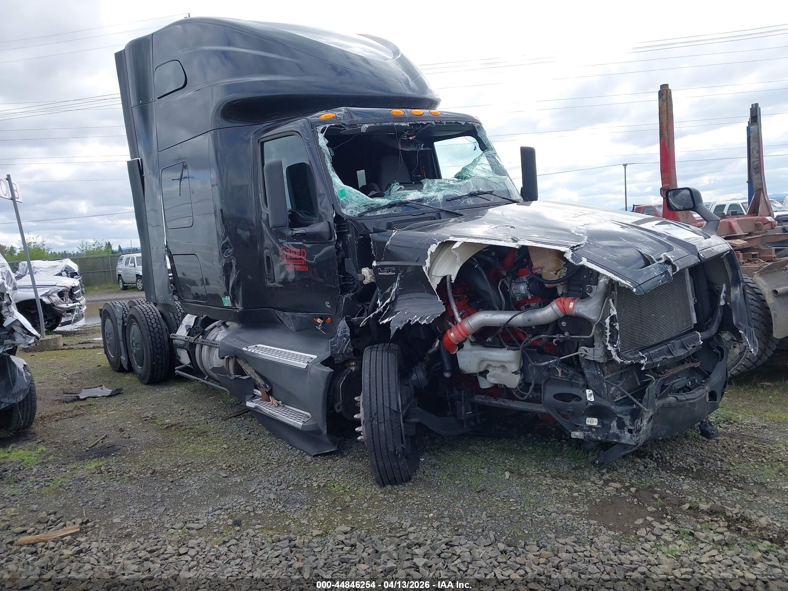 2022 International LT VIN 3HSDZAPR9NN395836 — IAAI salvage auction photo