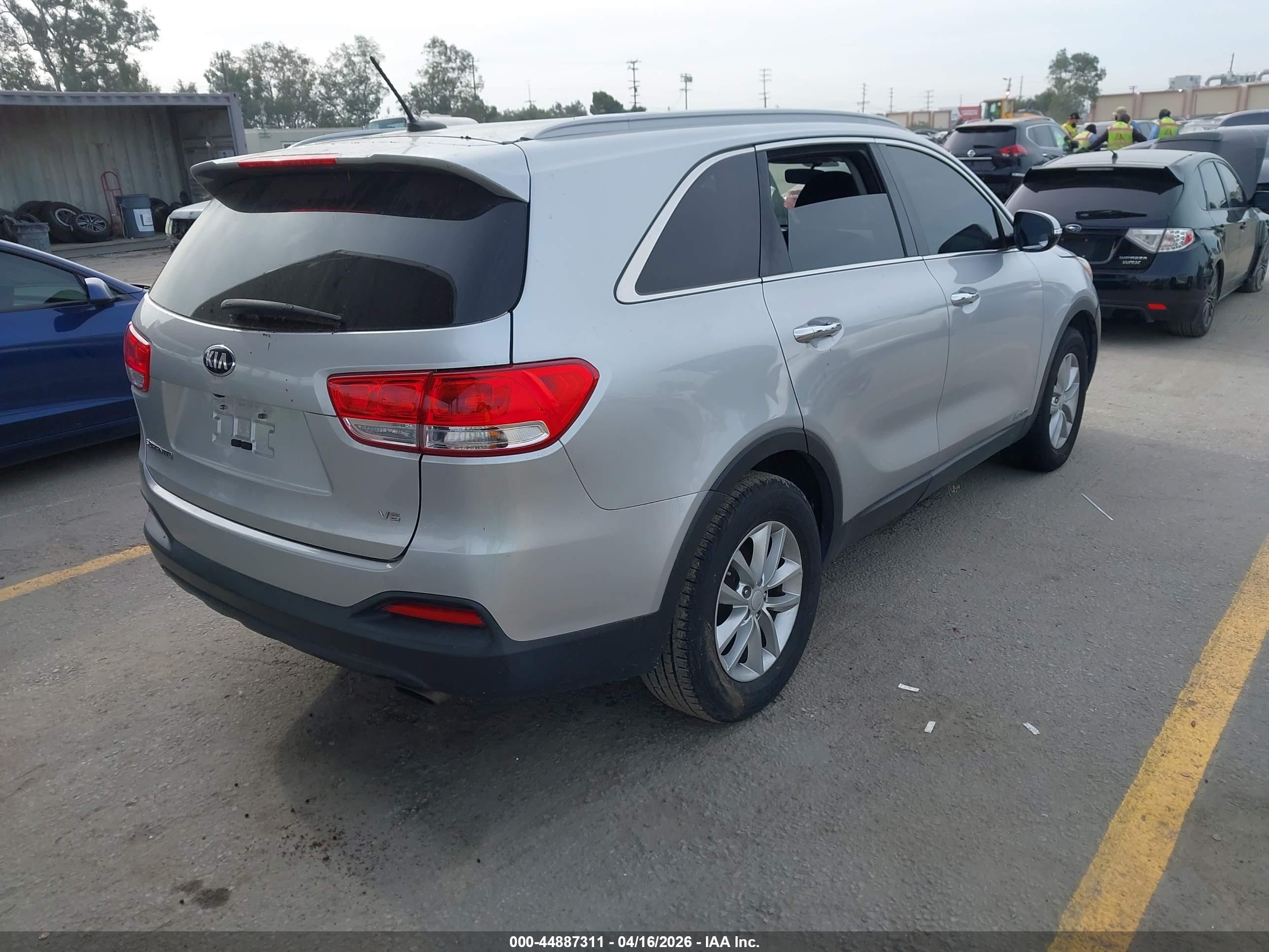 2018 Kia Sorento VIN 5XYPGDA55JG338954 IAAI salvage auction — Theft, Salvage Title - Dealer (California), sold $3,050 on 2026-07-10 (photo 4)