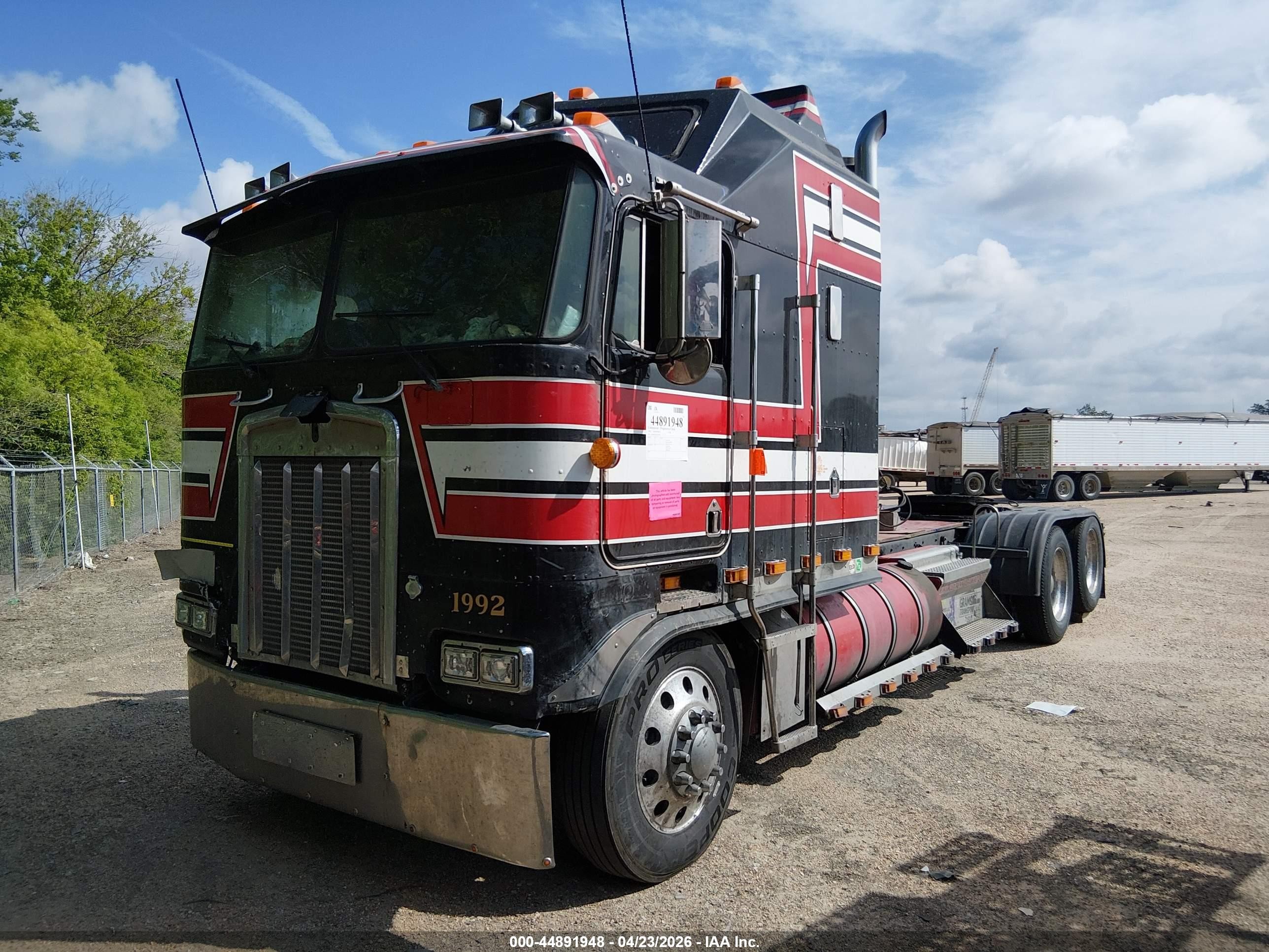1992 Kenworth Coe VIN 1XKEDR9XXNJ379299 — IAAI salvage auction photo