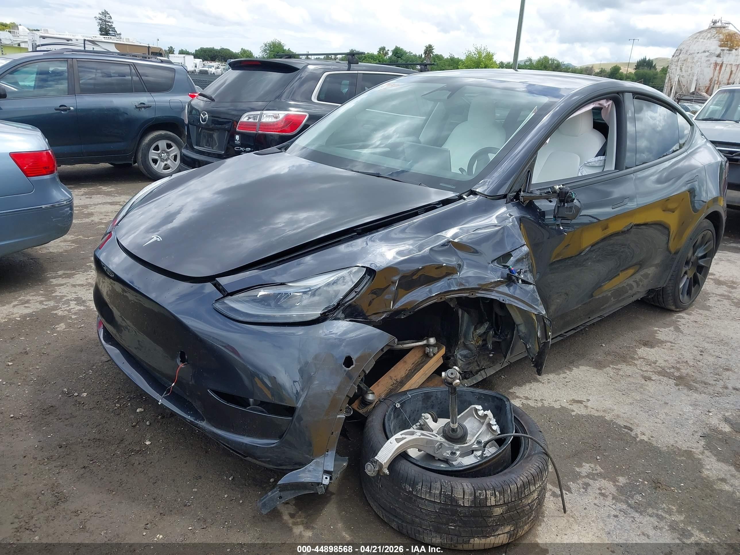 2024 Tesla Model Y VIN 7SAYGDEE4RF073772 IAAI salvage auction — Unknown, Salvage (California), sold $8,900 on 2026-07-09 (photo 2)