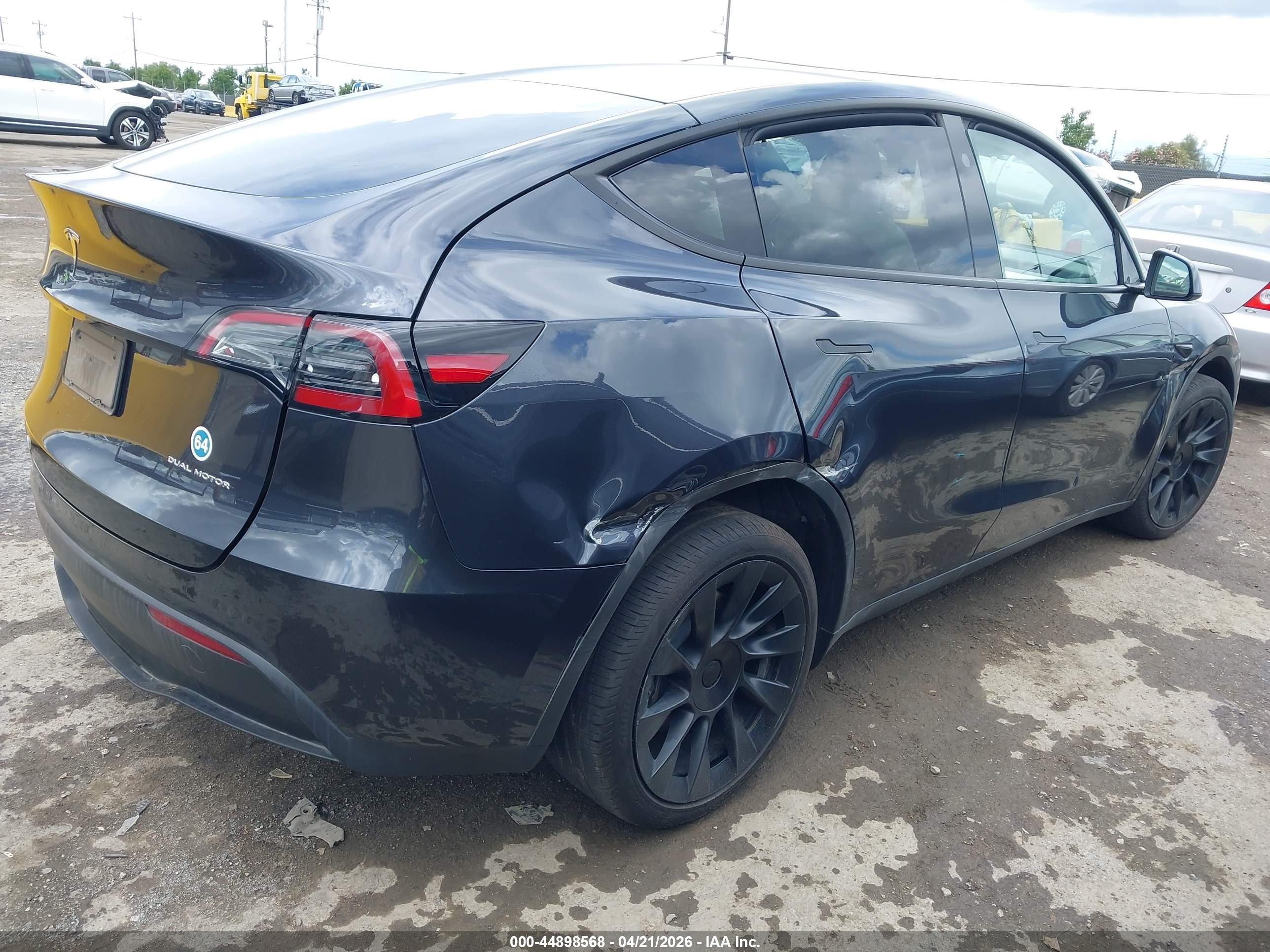 2024 Tesla Model Y VIN 7SAYGDEE4RF073772 IAAI salvage auction — Unknown, Salvage (California), sold $8,900 on 2026-07-09 (photo 4)
