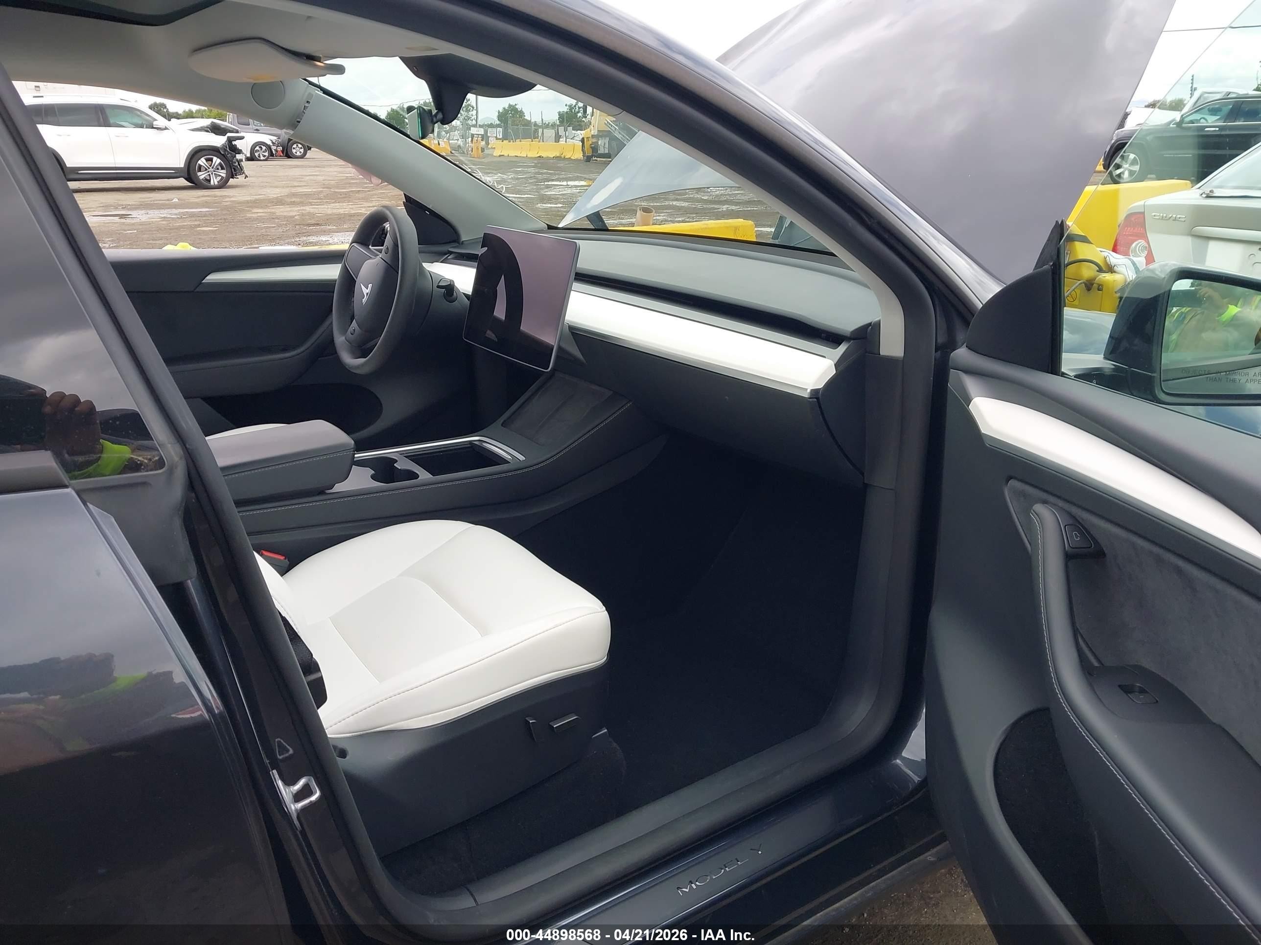 2024 Tesla Model Y VIN 7SAYGDEE4RF073772 IAAI salvage auction — Unknown, Salvage (California), sold $8,900 on 2026-07-09 (photo 5)