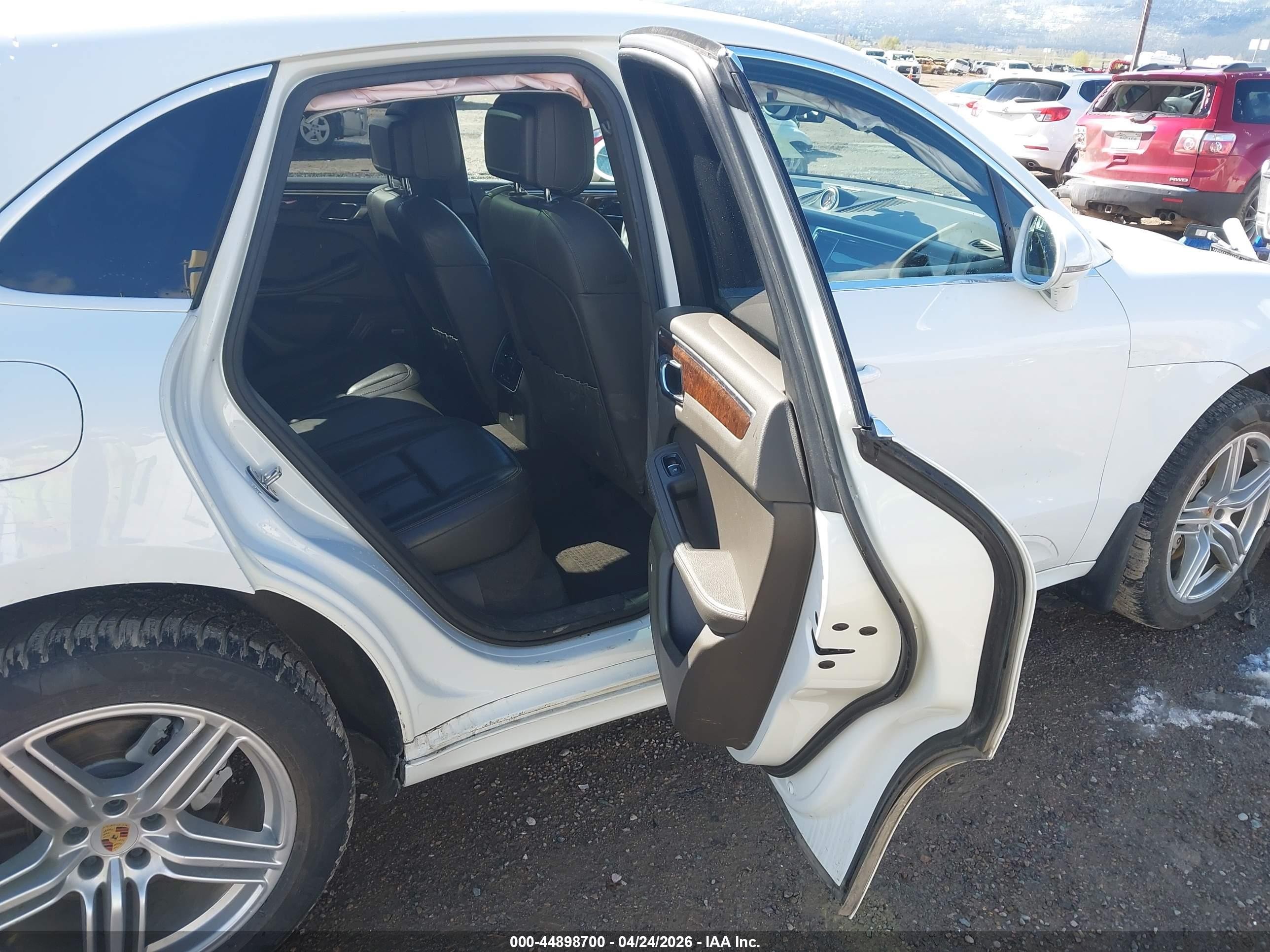 2018 Porsche Macan VIN WP1AB2A52JLB32938 IAAI salvage auction — Unknown, Salvage (Montana), sold $2,150 on 2026-07-01 (photo 8)