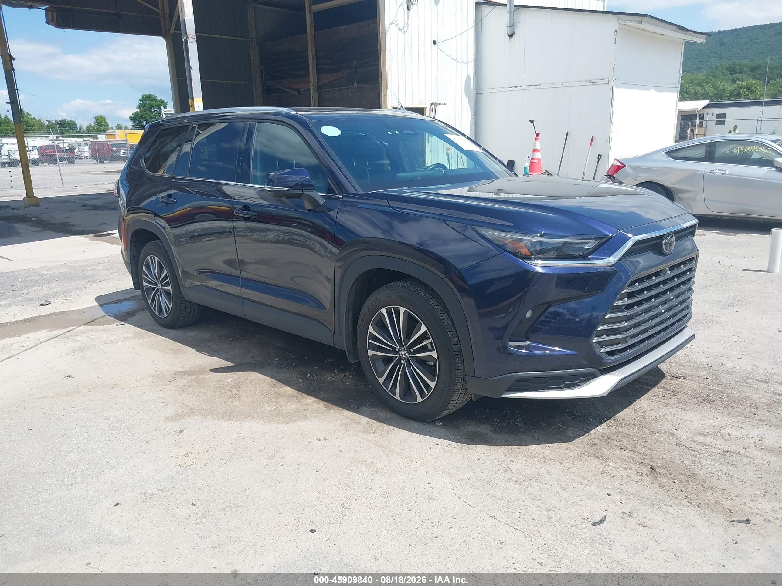 2024 Toyota Highlander VIN 5TDADAB52RS001362 — IAAI salvage auction photo