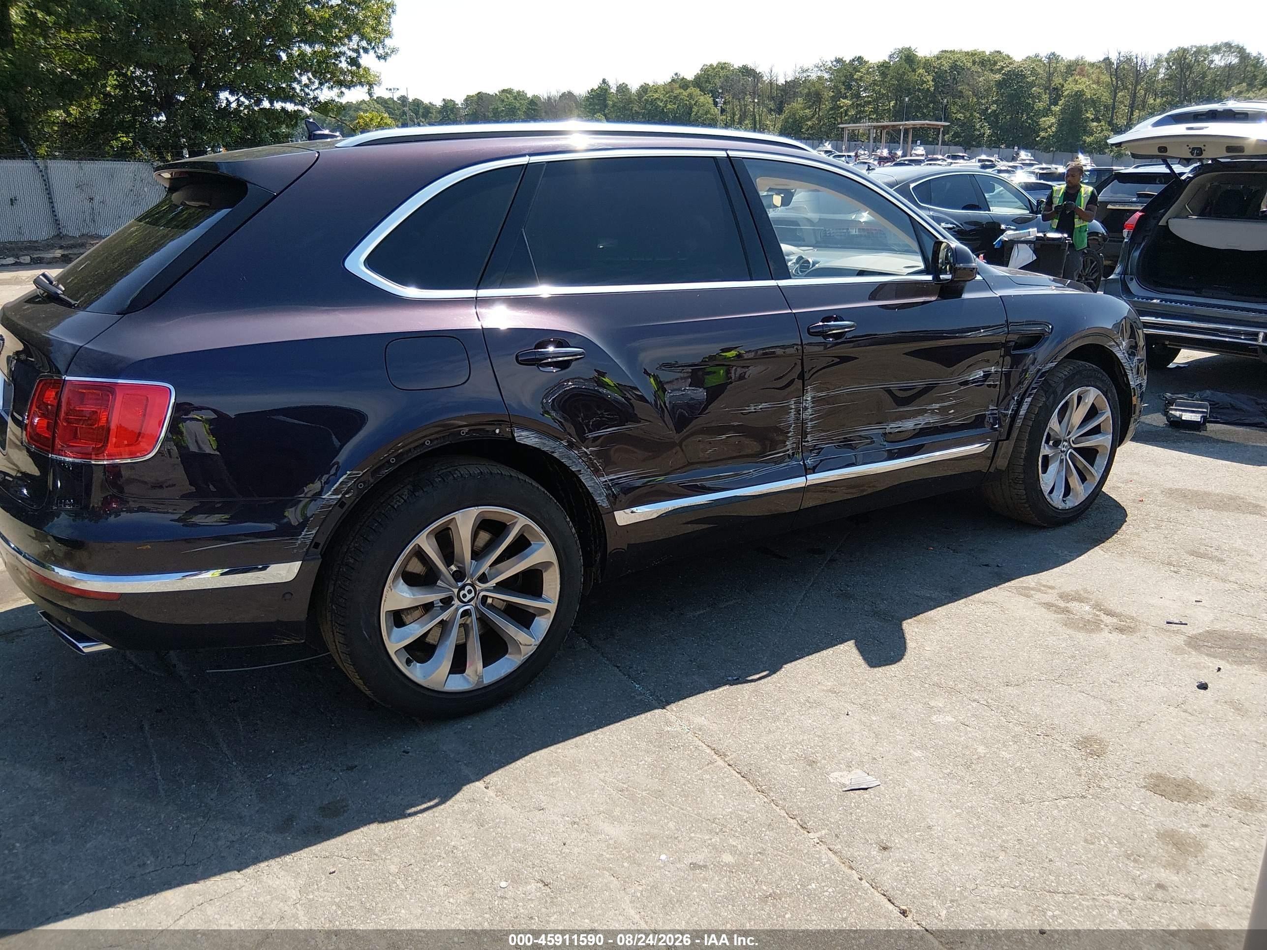2017 Bentley Bentayga VIN SJAAC2ZV9HC015209 IAAI salvage auction — Side, Salvage (Virginia), sold $21,500 on 2026-08-30 (photo 6)